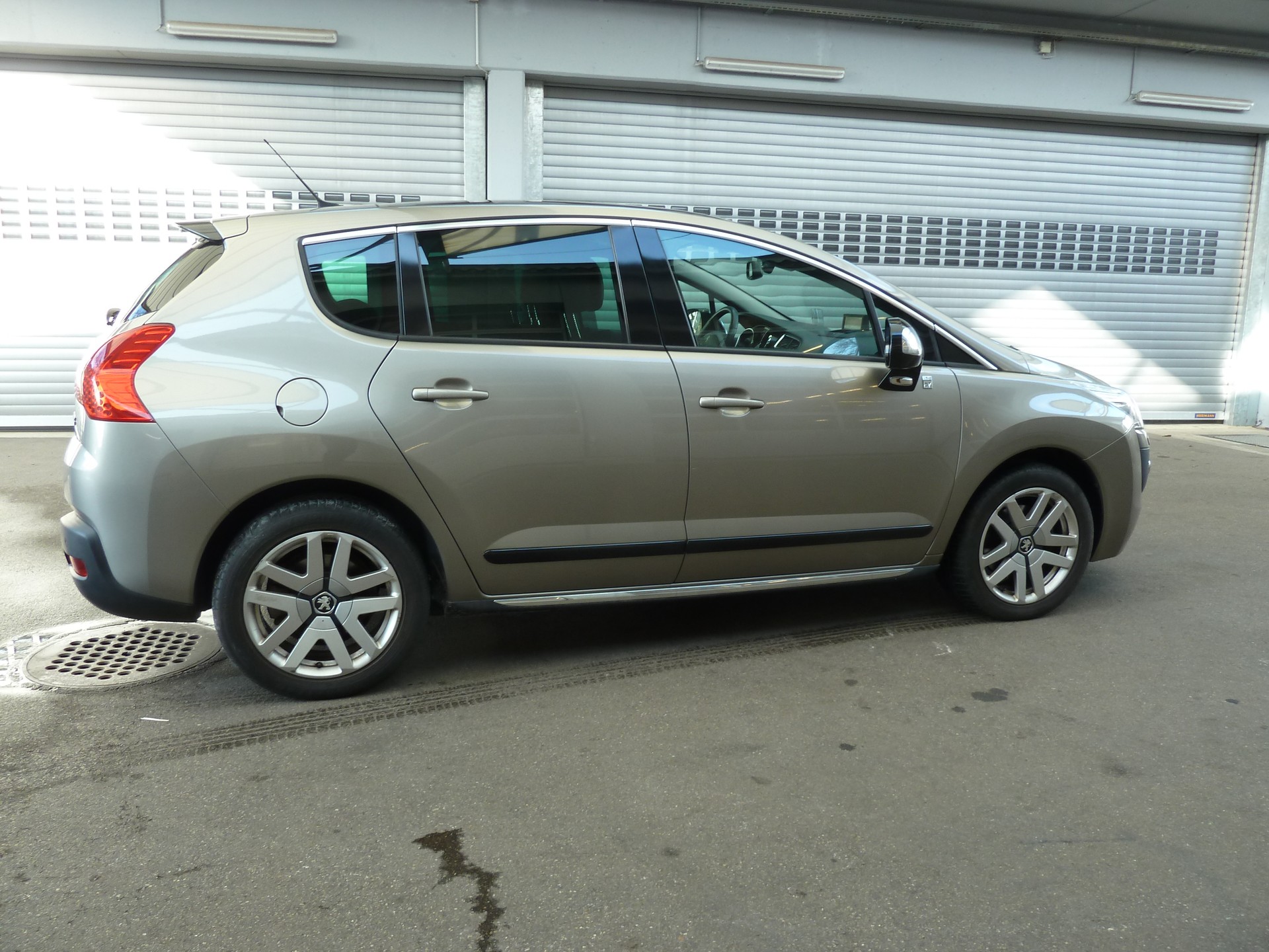 PEUGEOT 3008 HYbrid4 2.0 HDI EGS6-image-6