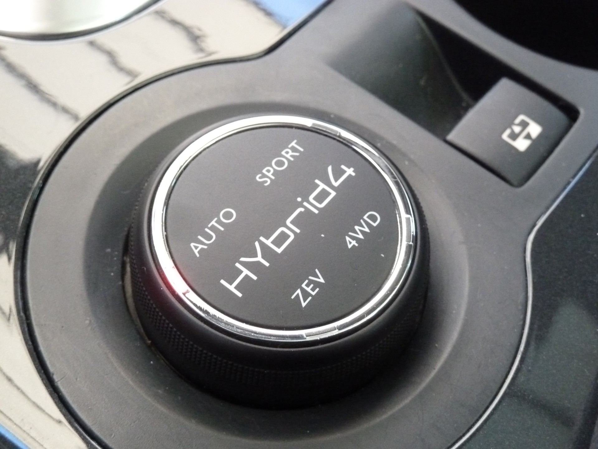 PEUGEOT 3008 HYbrid4 2.0 HDI EGS6-image-13