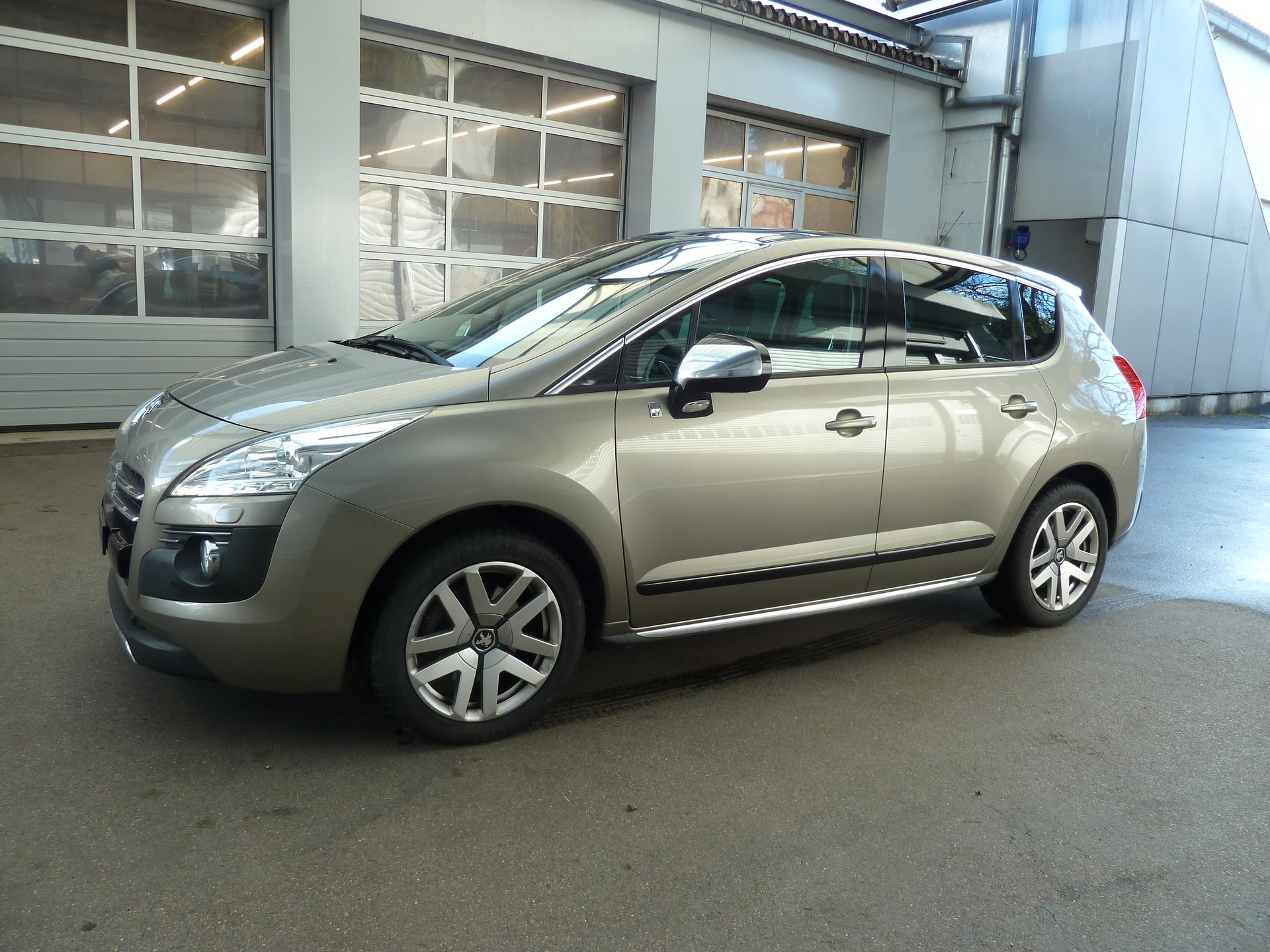 PEUGEOT 3008 HYbrid4 2.0 HDI EGS6-showroom-element-1