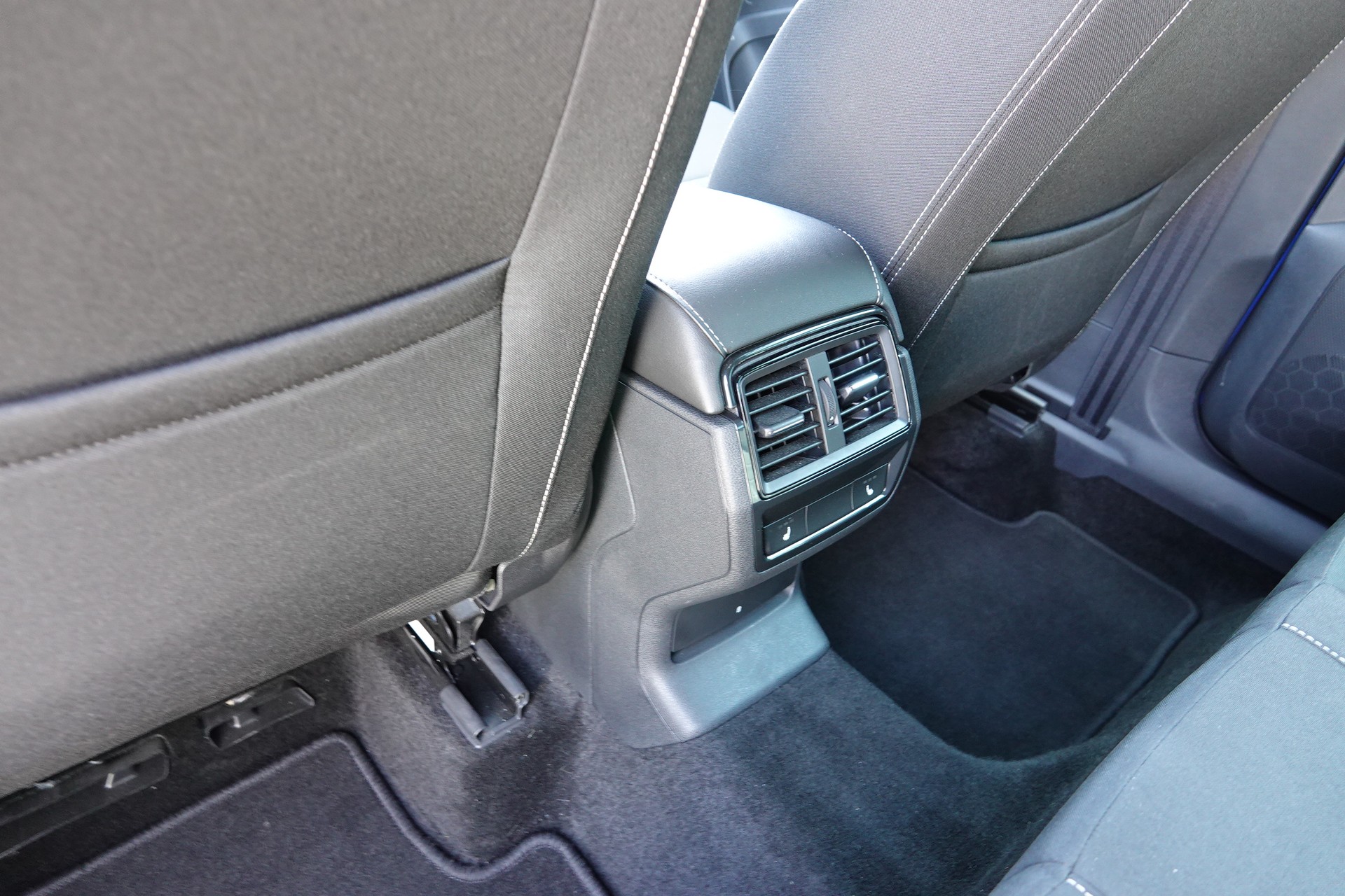 SKODA Karoq 2.0 TSI SportLine DSG 4x4-image-15