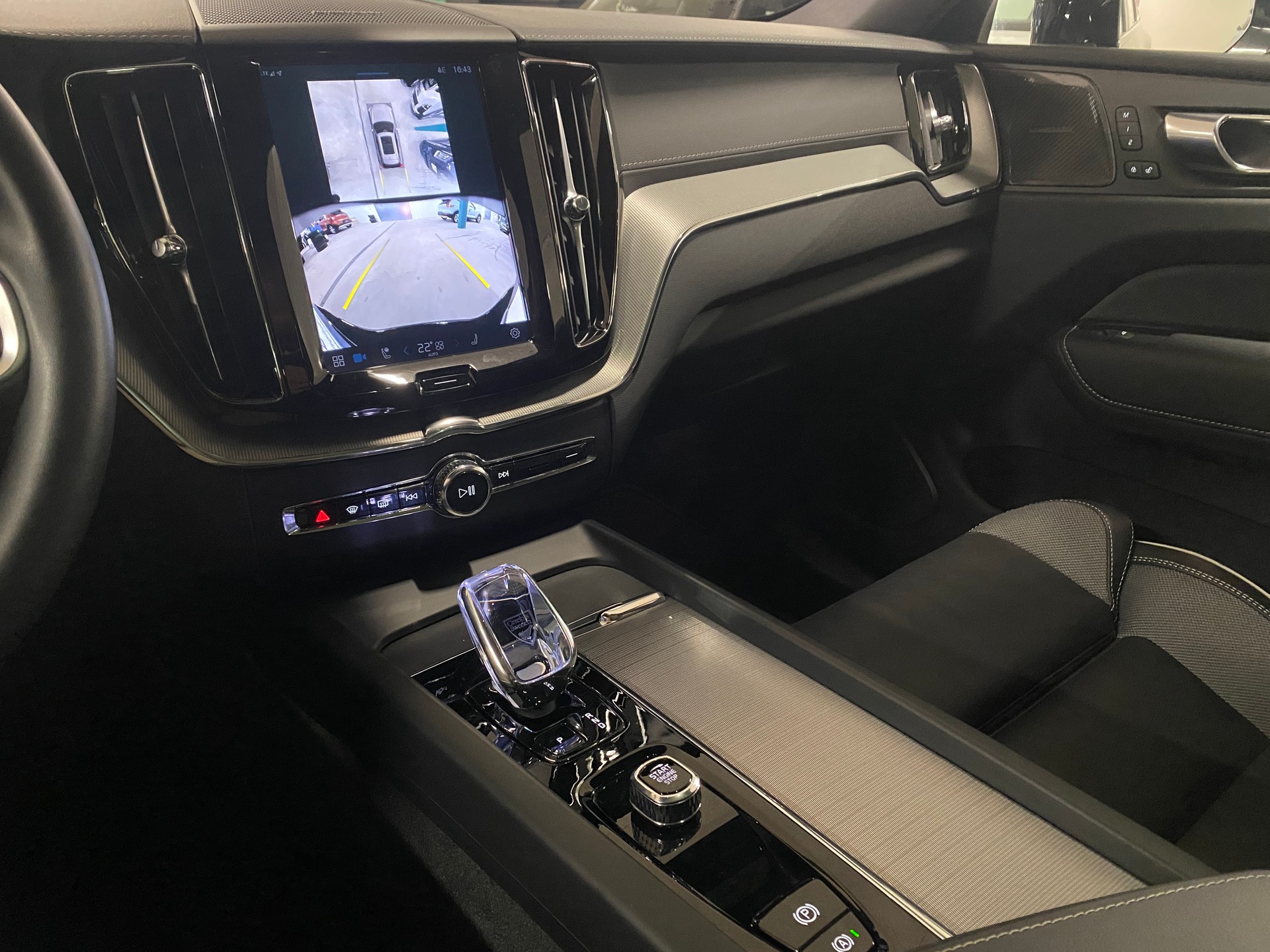 VOLVO XC60 T8 Xcentric Black Edition eAWD PluginHybrid Geartronic-image-8
