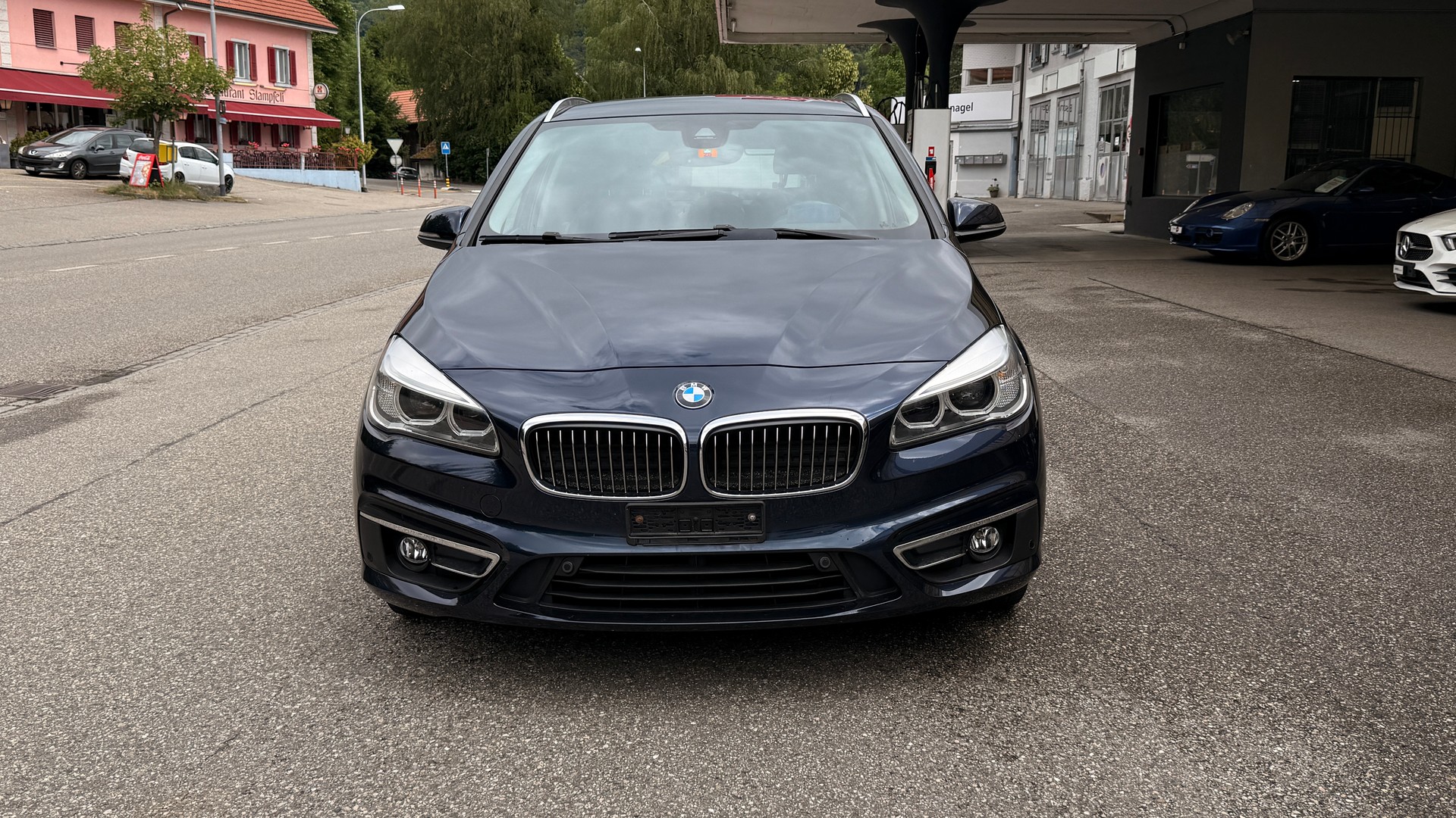 BMW 218i Active Tourer Steptronic-showroom-element-1