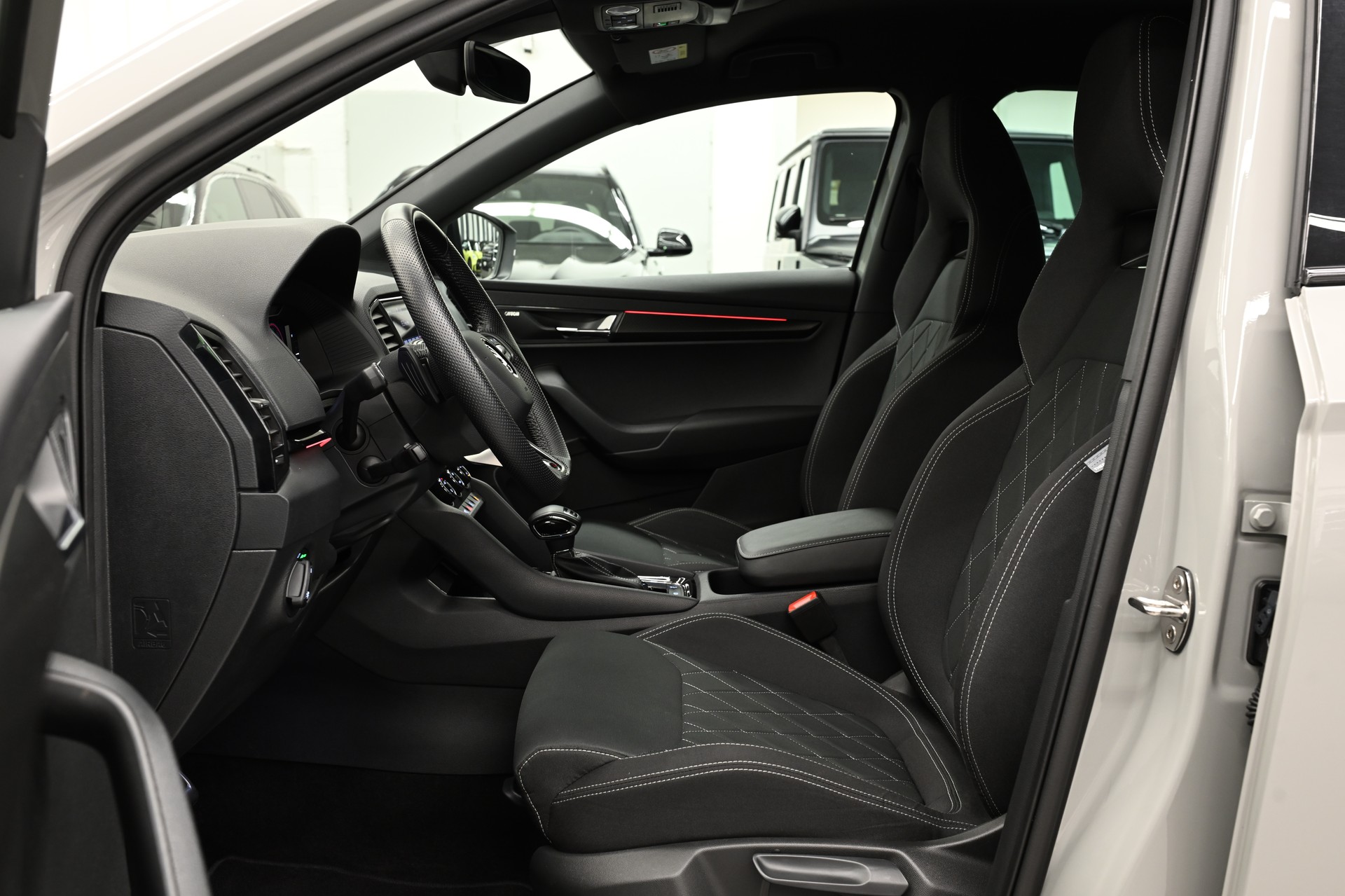 SKODA Karoq 2.0 TSI SportLine 4x4 DSG-image-11
