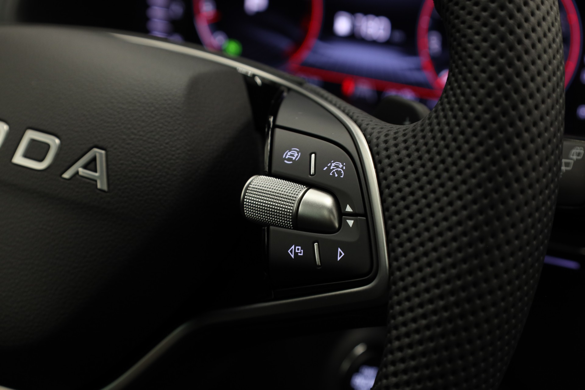 SKODA Karoq 2.0 TSI SportLine 4x4 DSG-image-15