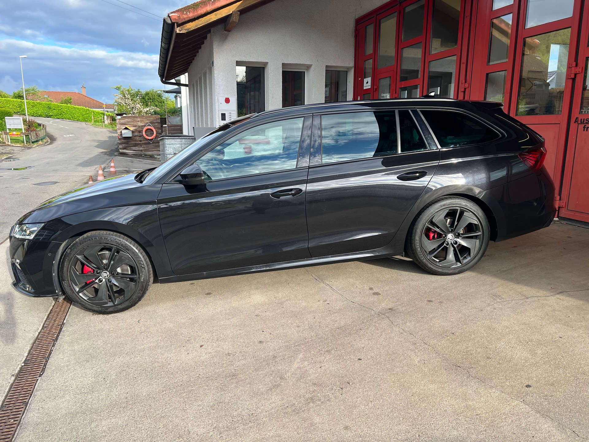 SKODA Octavia Combi 2.0 TDI DSG RS 4x4 // HUD // Pano // Standheizung // AHK // Massagesitz-showroom-element-3