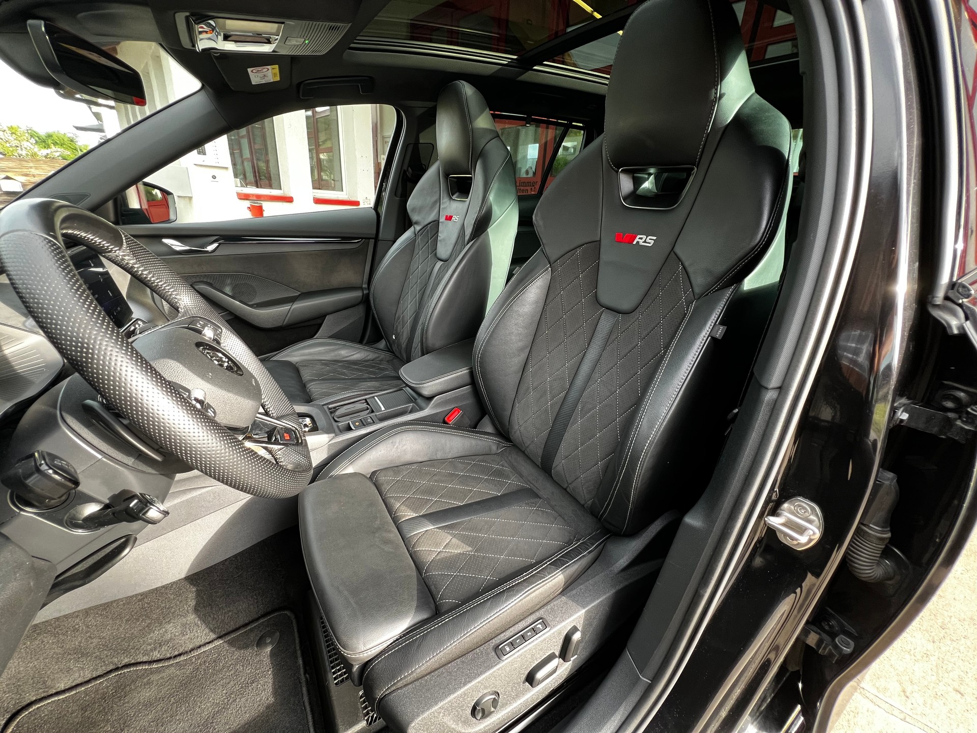 SKODA Octavia Combi 2.0 TDI DSG RS 4x4 // HUD // Pano // Standheizung // AHK // Massagesitz-image-18