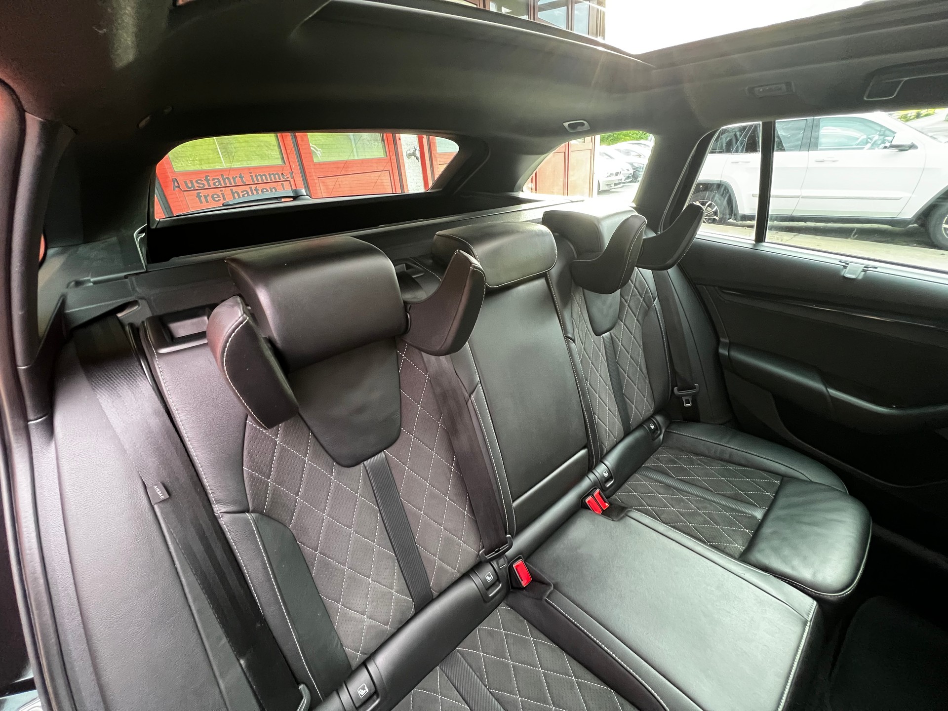 SKODA Octavia Combi 2.0 TDI DSG RS 4x4 // HUD // Pano // Standheizung // AHK // Massagesitz-image-10