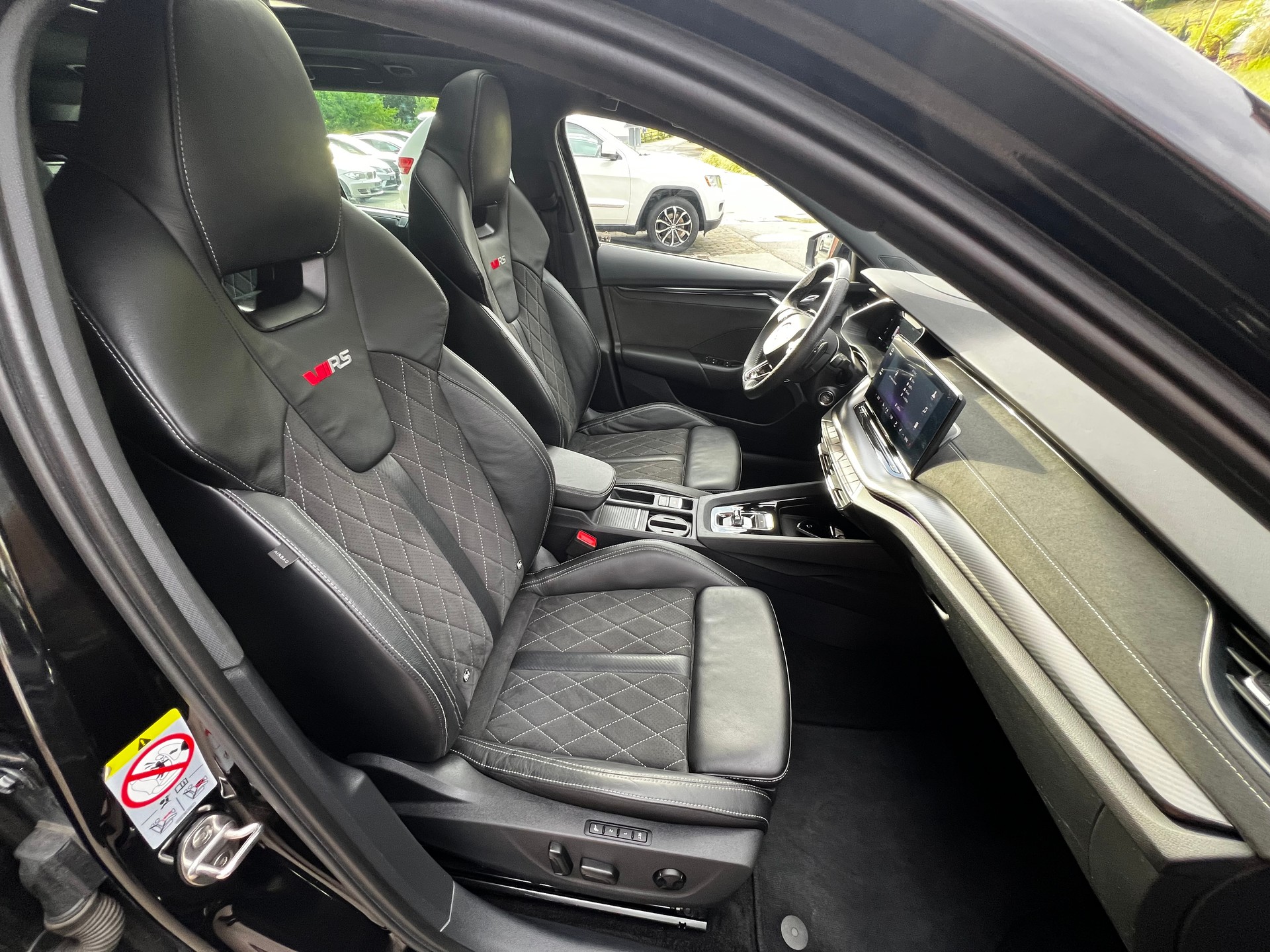 SKODA Octavia Combi 2.0 TDI DSG RS 4x4 // HUD // Pano // Standheizung // AHK // Massagesitz-image-9