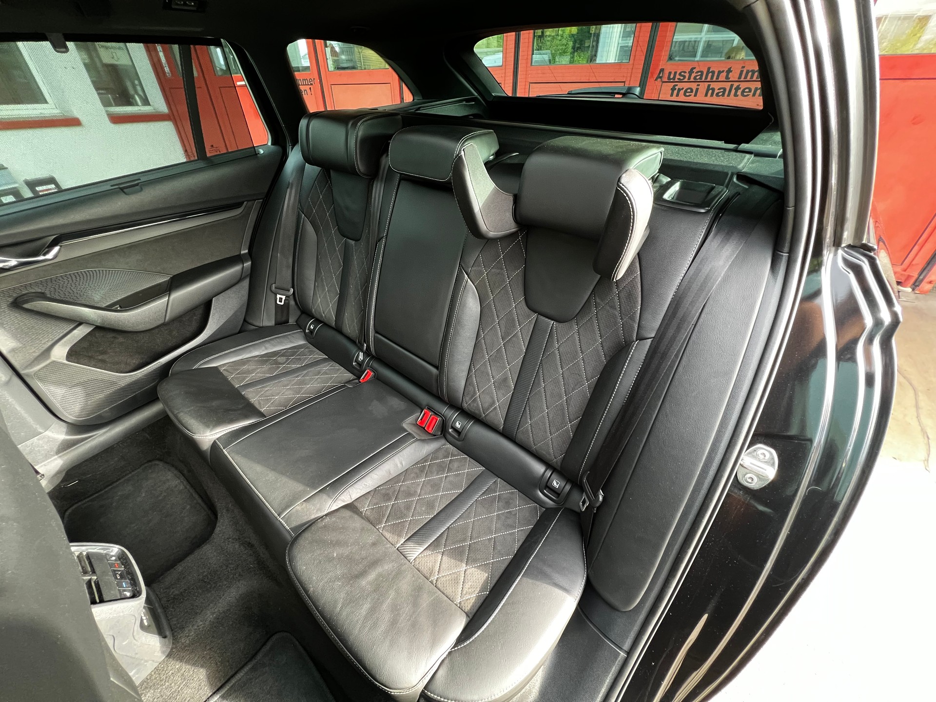 SKODA Octavia Combi 2.0 TDI DSG RS 4x4 // HUD // Pano // Standheizung // AHK // Massagesitz-image-17