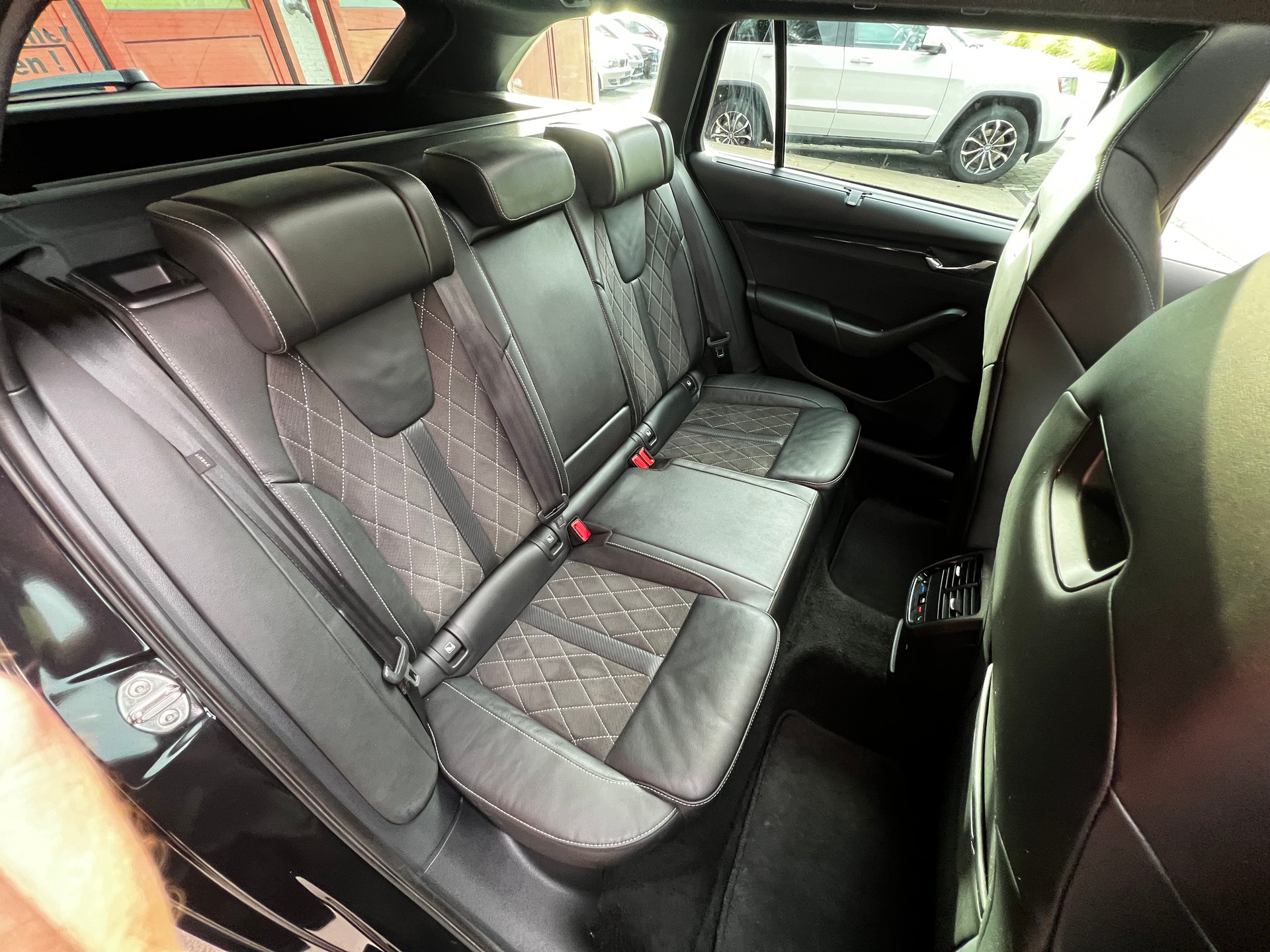 SKODA Octavia Combi 2.0 TDI DSG RS 4x4 // HUD // Pano // Standheizung // AHK // Massagesitz-image-11