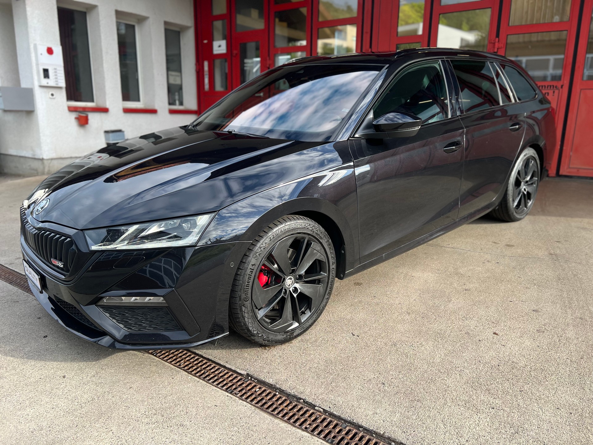 SKODA Octavia Combi 2.0 TDI DSG RS 4x4 // HUD // Pano // Standheizung // AHK // Massagesitz-showroom-element-1
