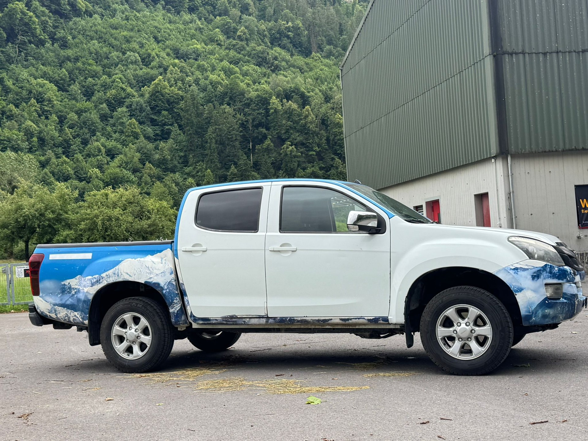 ISUZU D-MAX 2.5 Crew Cab Satellite 4x4-showroom-element-3