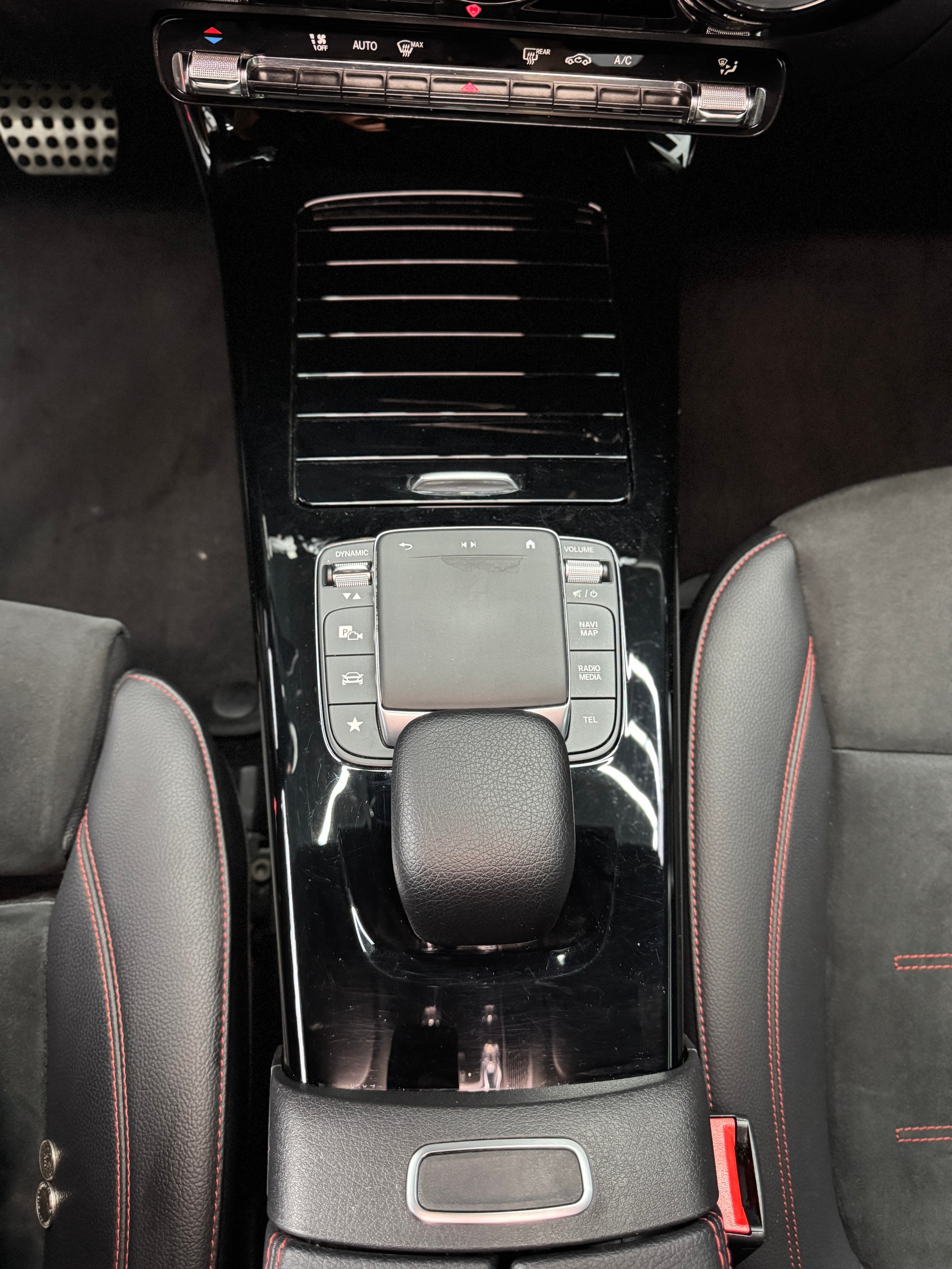 MERCEDES-BENZ CLA 200d 4matic AMG line-image-11