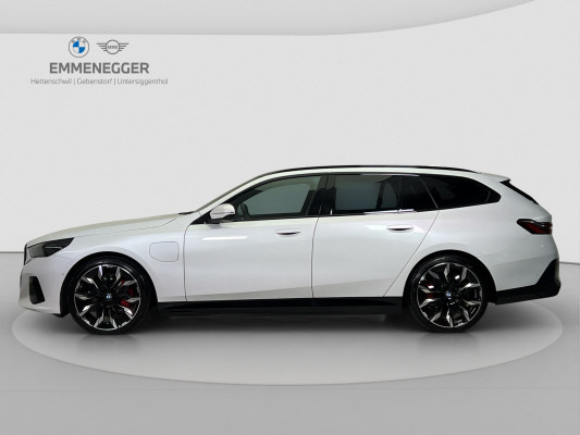BMW 550e xDr M Sport Pro Tour-showroom-element-1