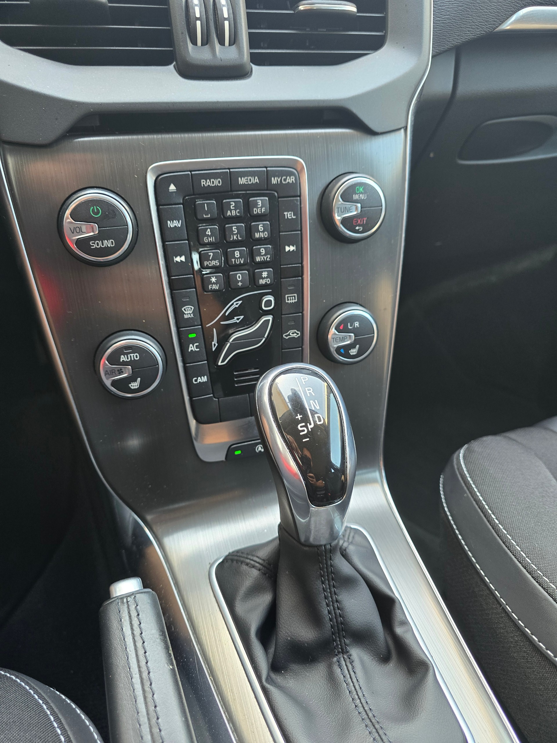 VOLVO V40 D3 Geartronic-image-14