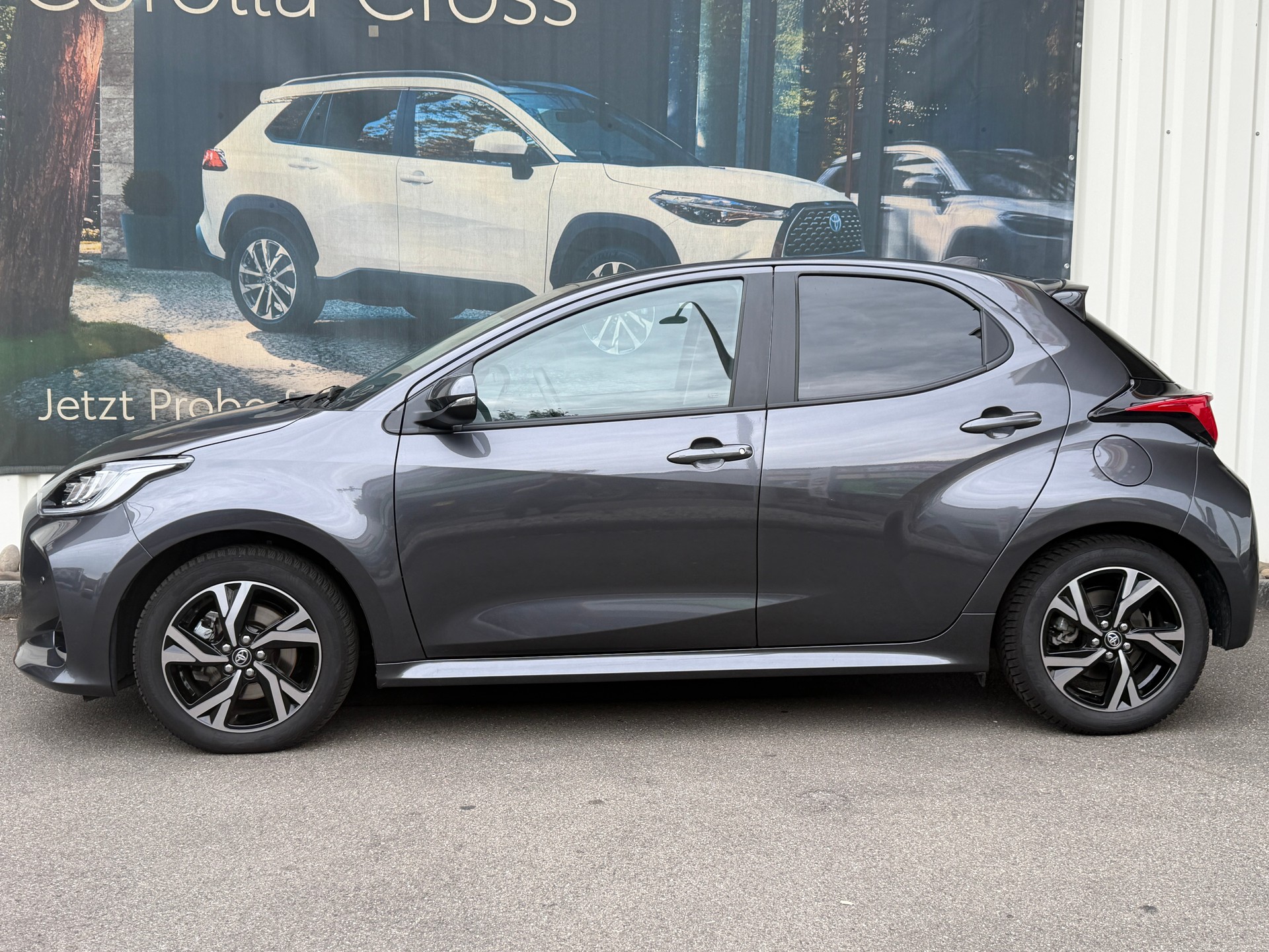 TOYOTA Yaris 1.5 Trend e-CVT-showroom-element-1