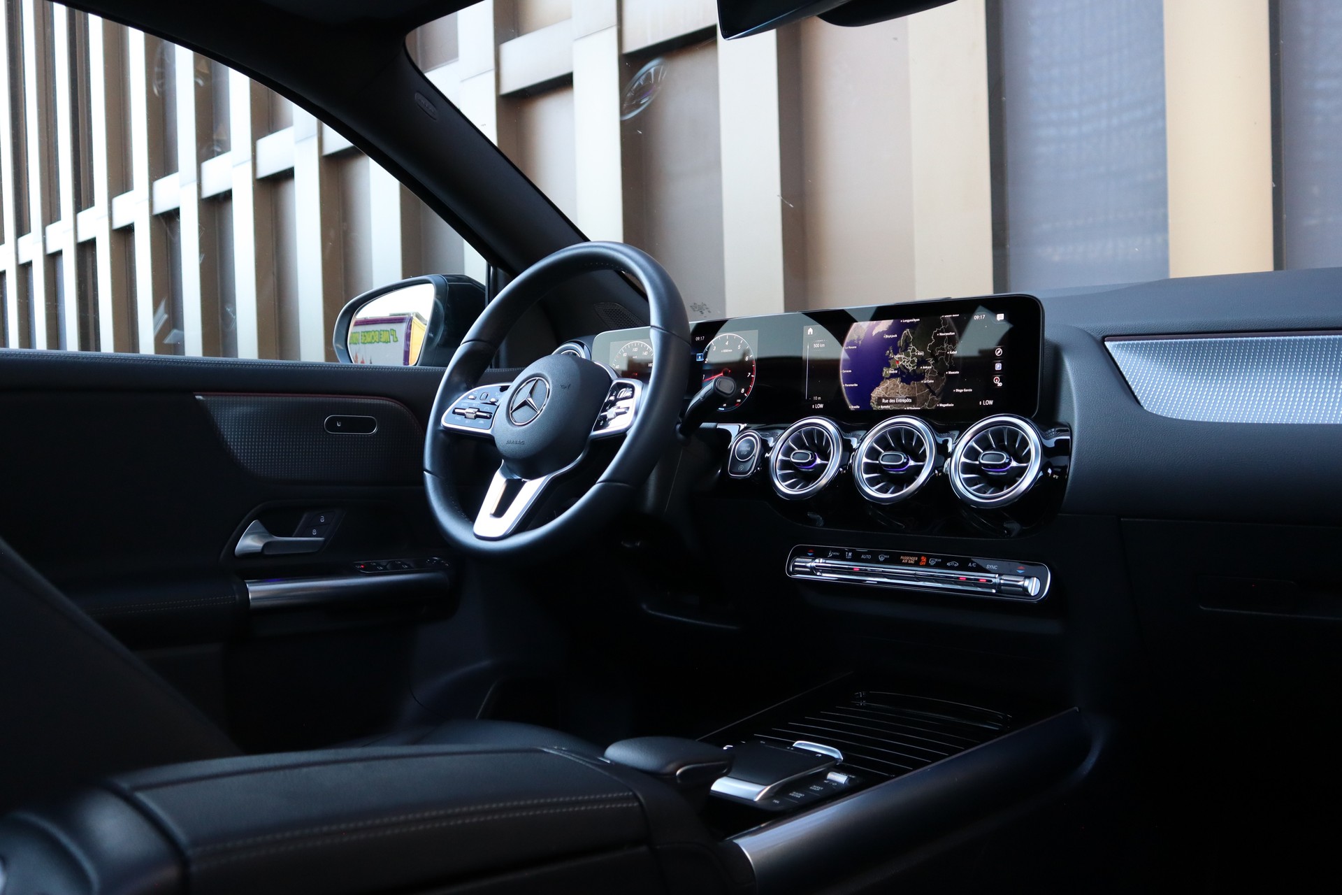 MERCEDES-BENZ GLA 200 Progressive 7G-DCT-image-10