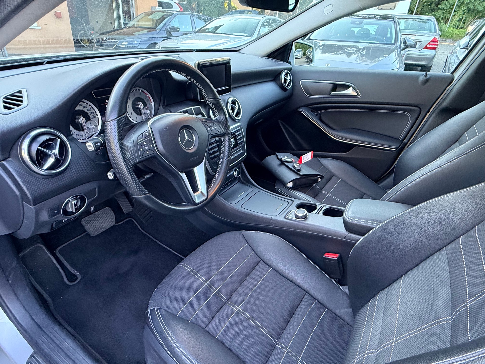 MERCEDES-BENZ A 250 Style 7G-DCT-image-8