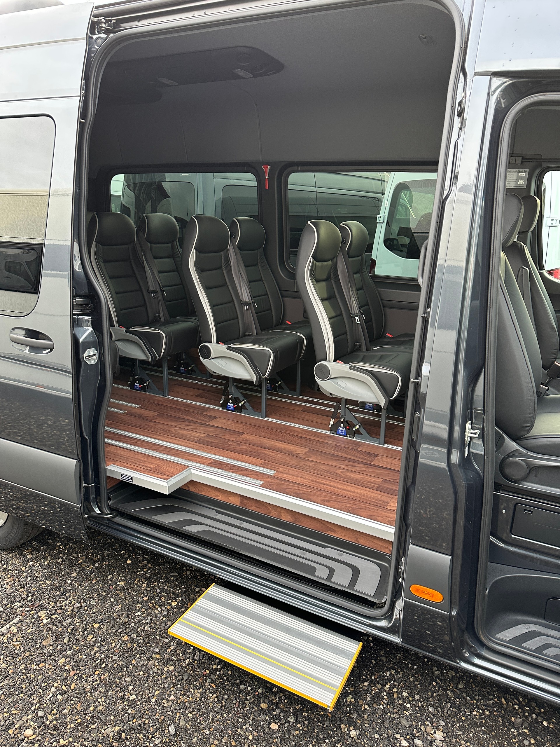 MERCEDES-BENZ VIP Kleinbus mit 13 Sitzplätzen-image-2