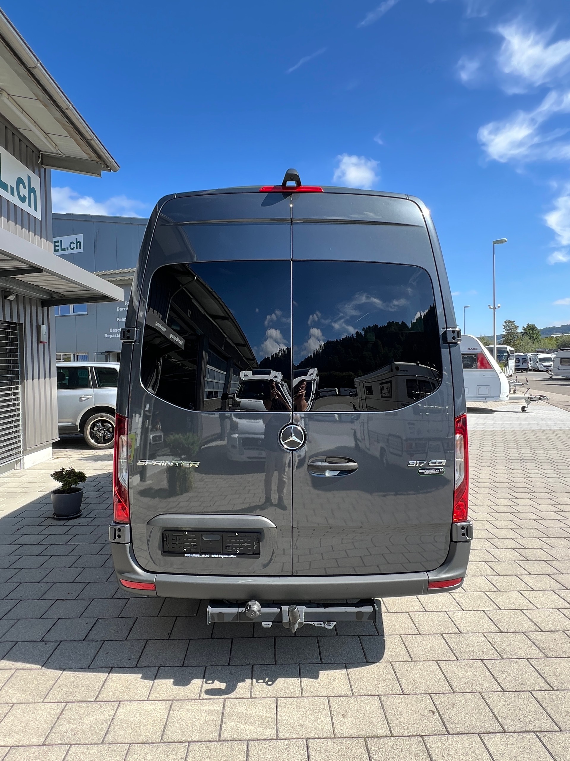 MERCEDES-BENZ VIP Kleinbus mit 13 Sitzplätzen-image-1
