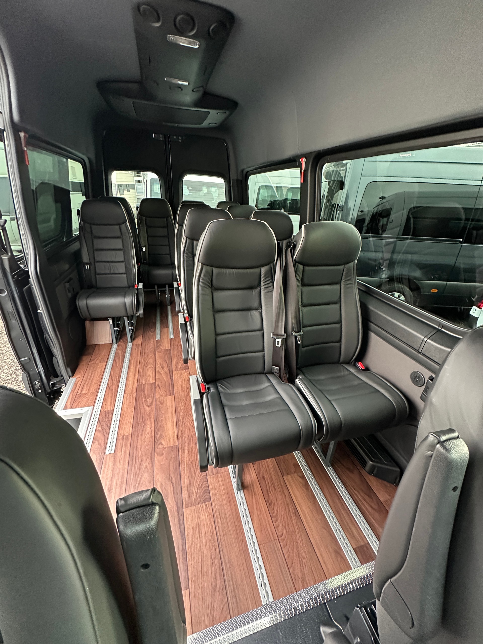 MERCEDES-BENZ VIP Kleinbus mit 13 Sitzplätzen-image-3
