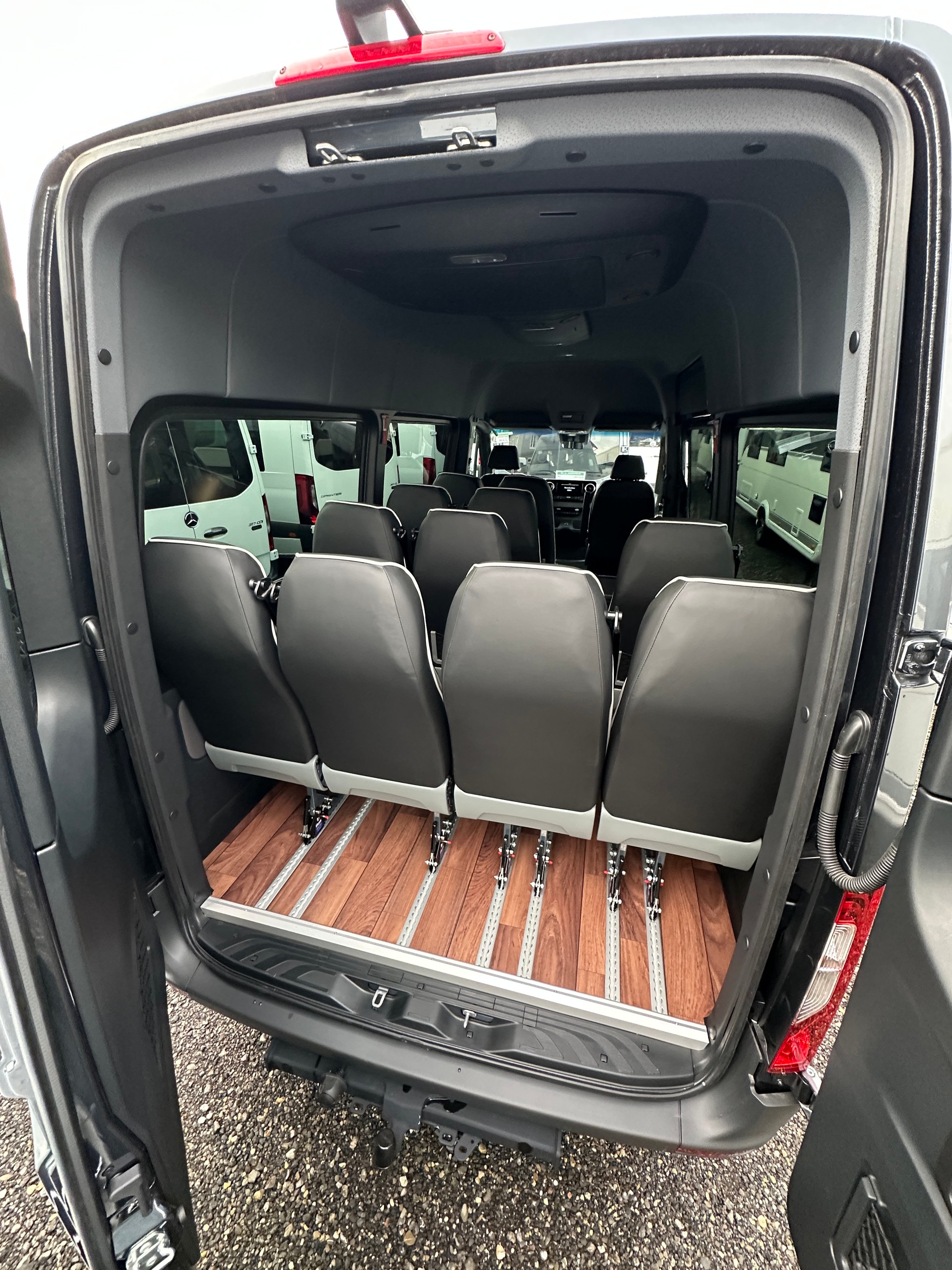 MERCEDES-BENZ VIP Kleinbus mit 13 Sitzplätzen-image-4