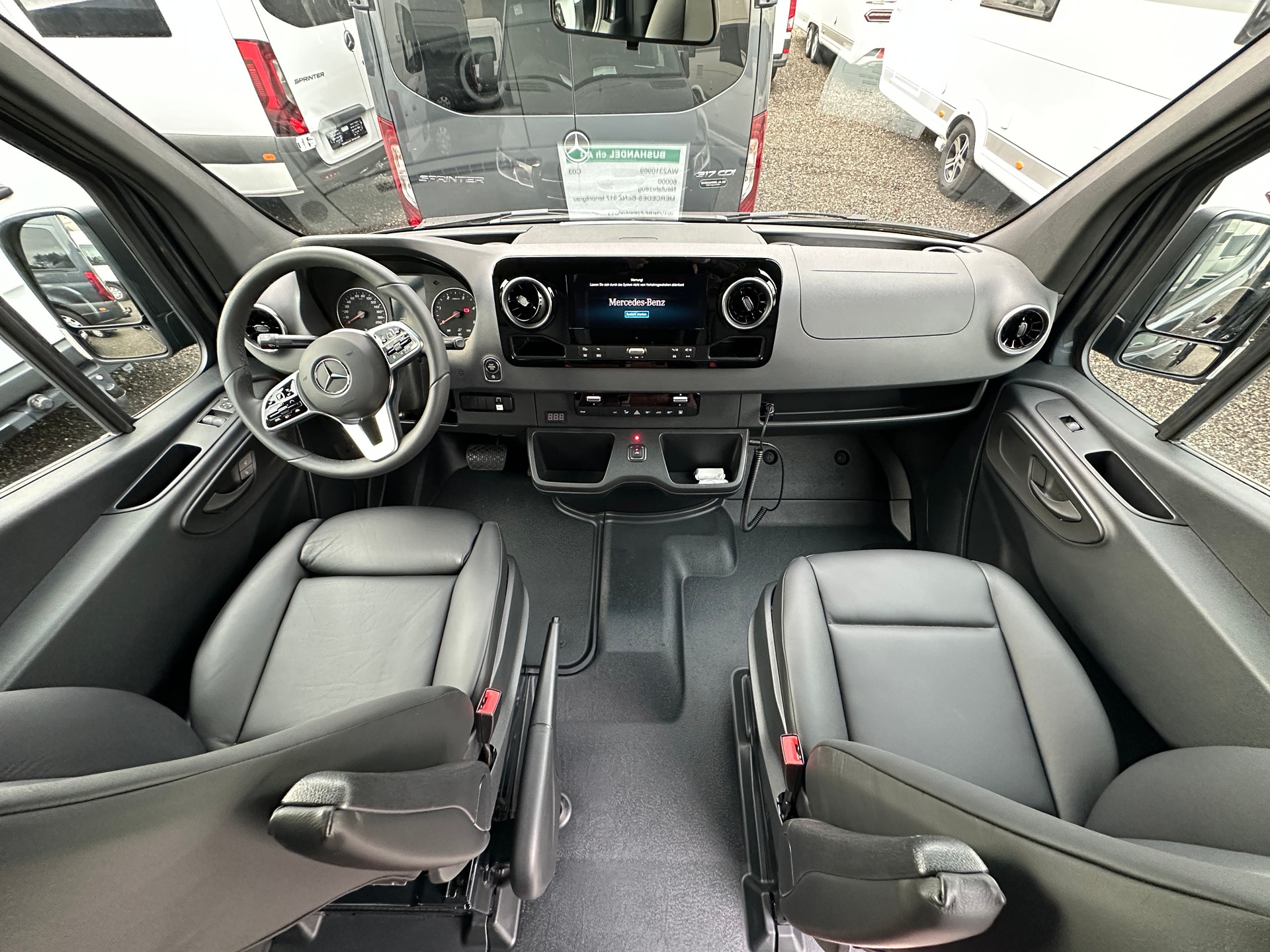 MERCEDES-BENZ VIP Kleinbus mit 13 Sitzplätzen-image-5