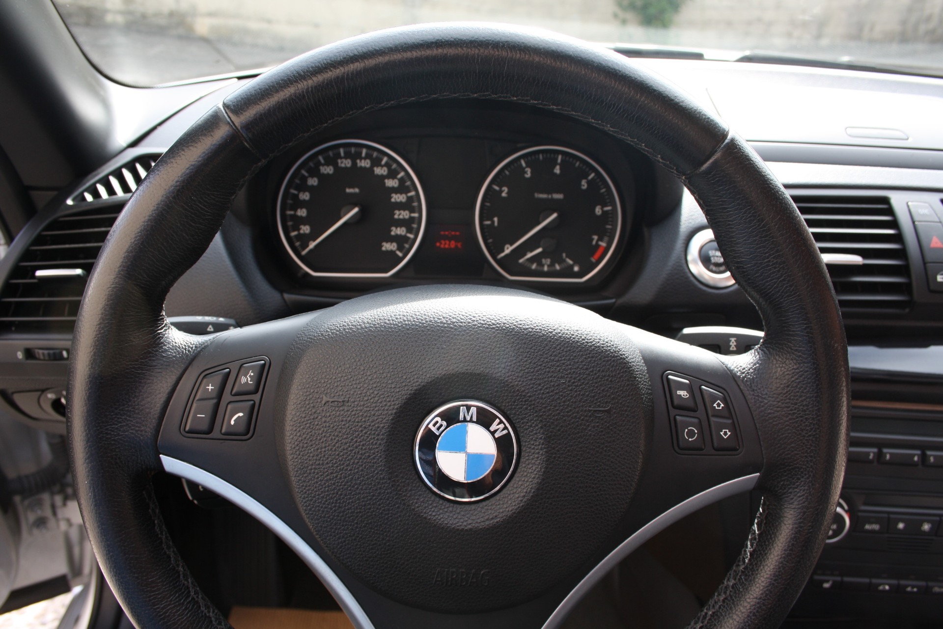 BMW 120i Cabrio-image-14