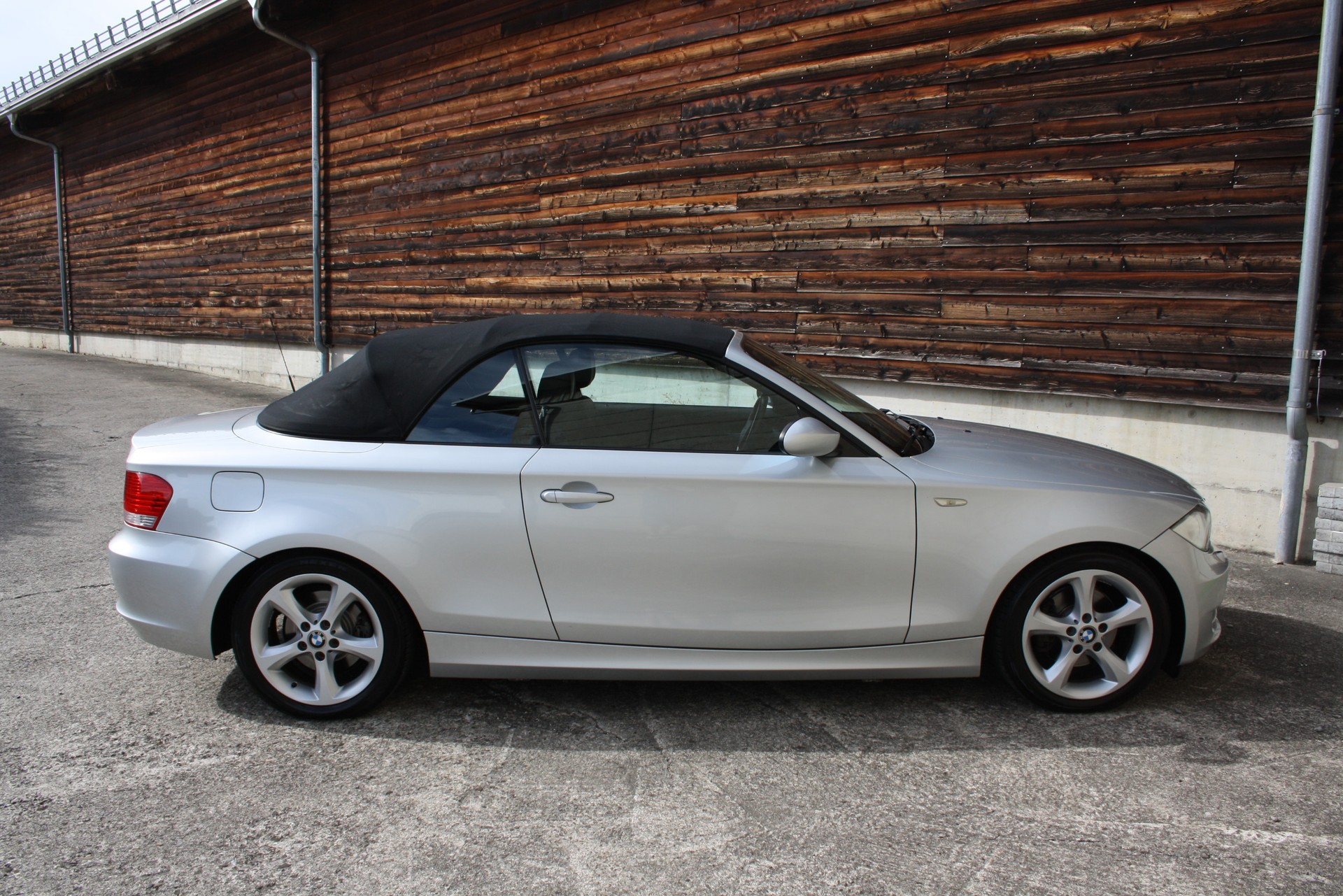 BMW 120i Cabrio-image-8