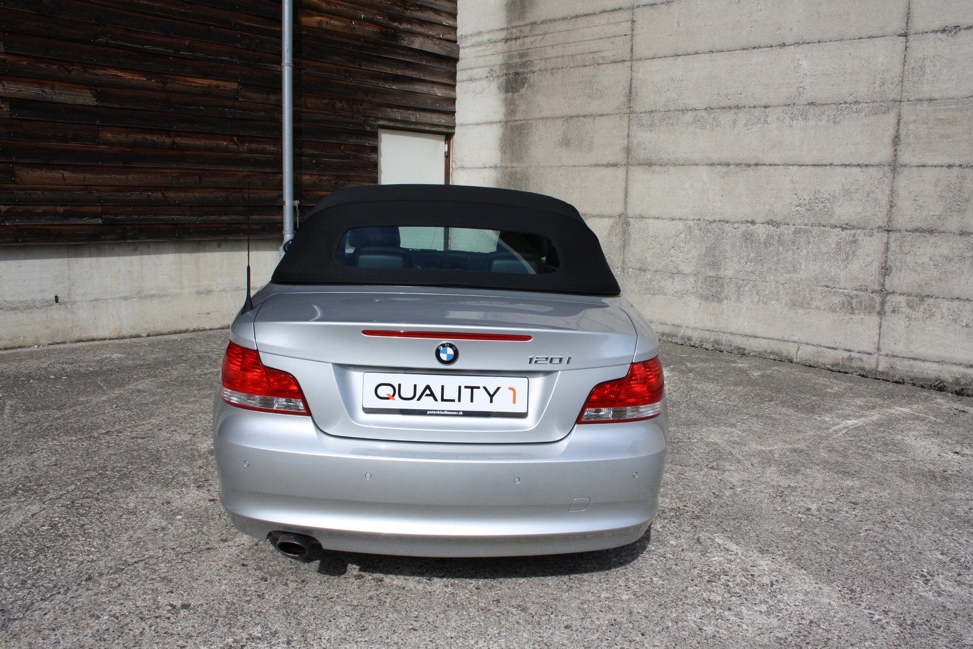 BMW 120i Cabrio-image-6