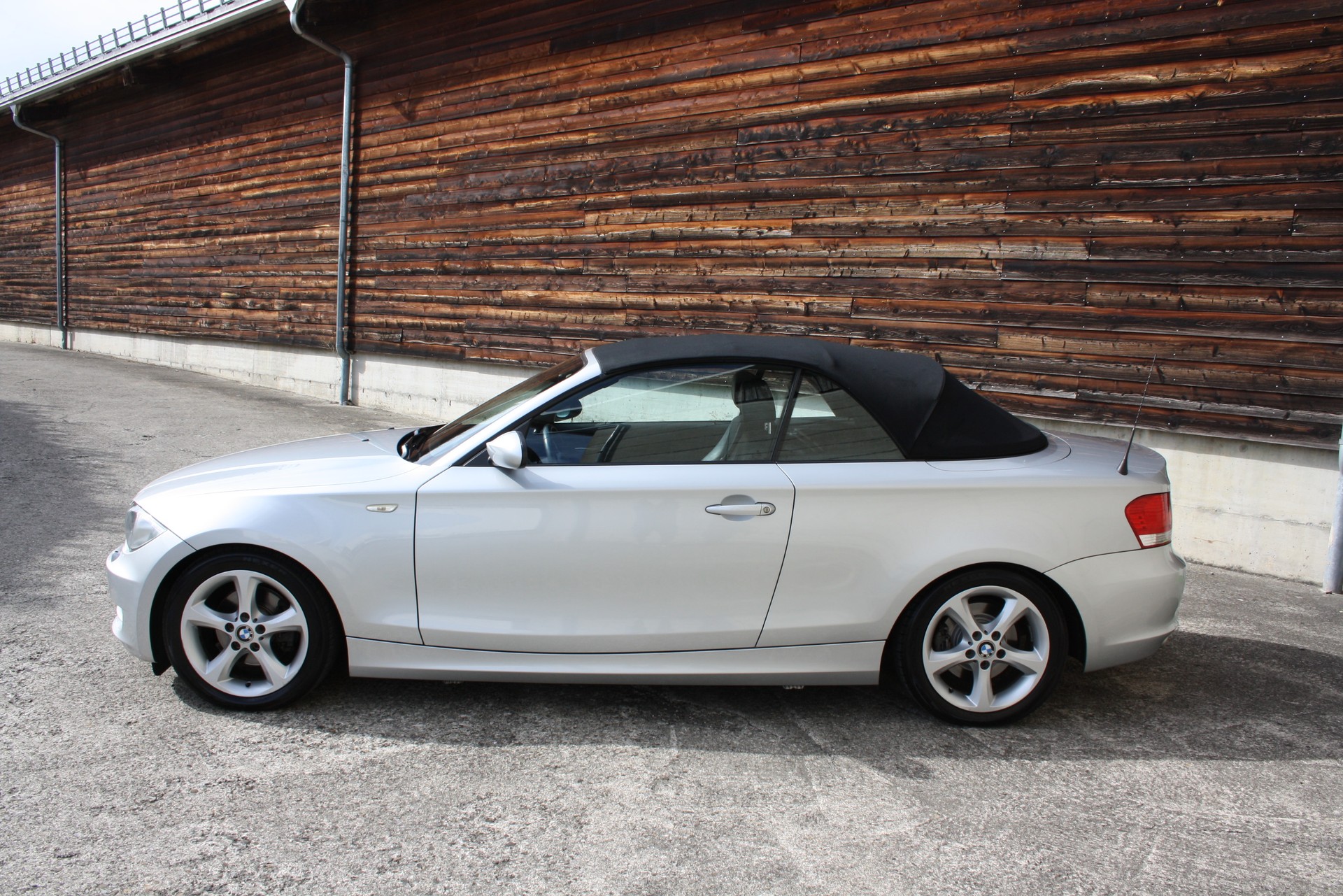 BMW 120i Cabrio-image-2