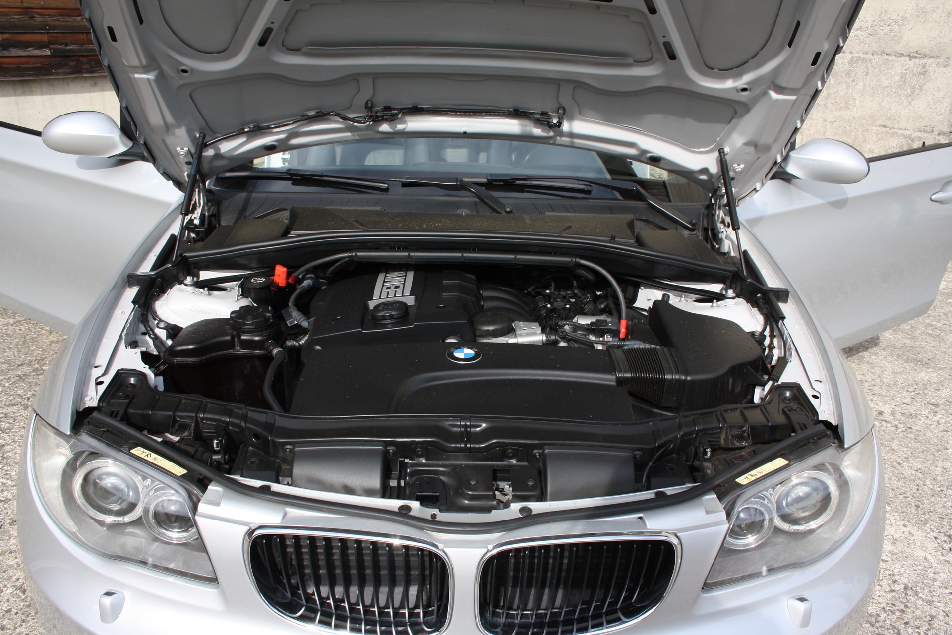 BMW 120i Cabrio-image-15