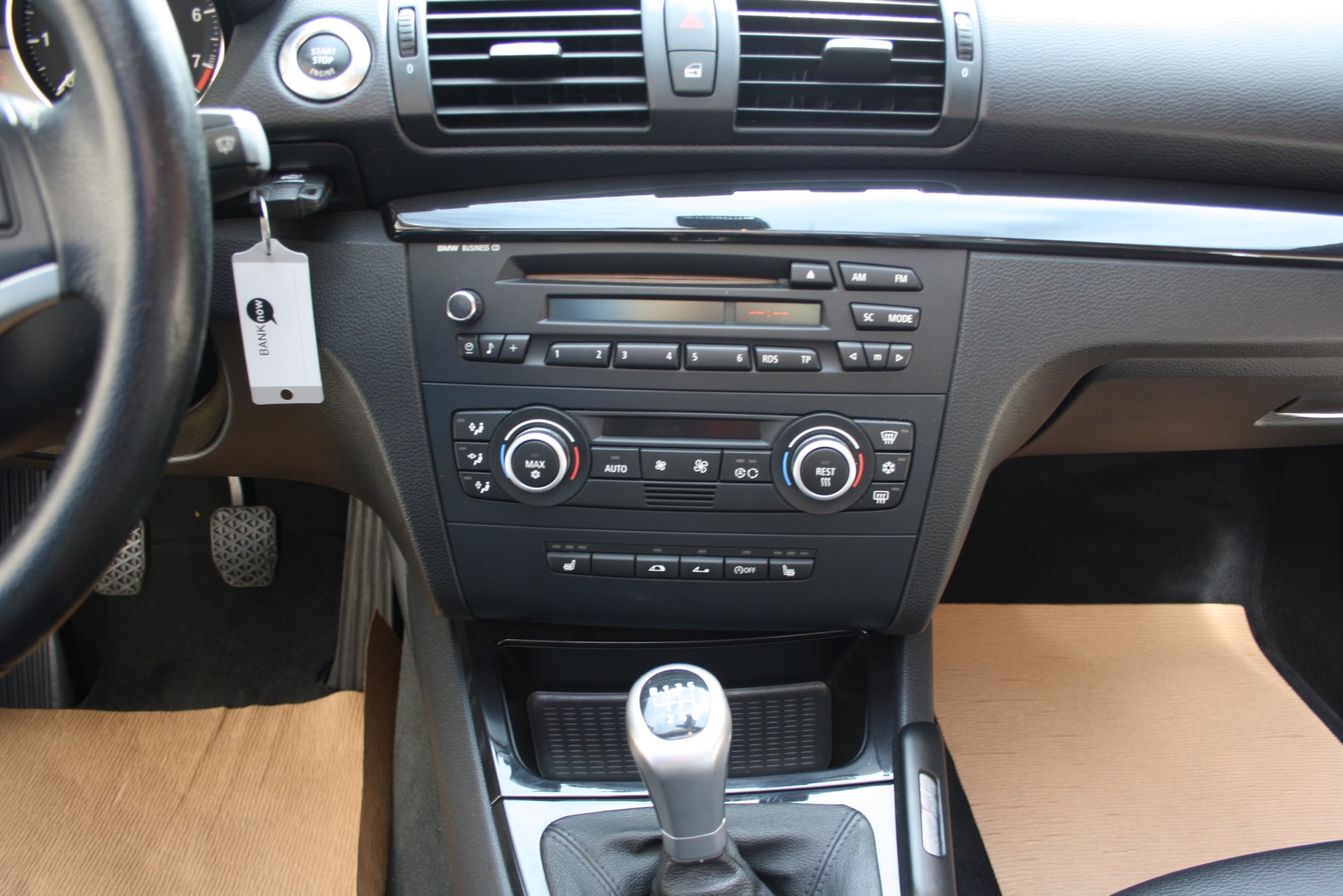 BMW 120i Cabrio-image-11