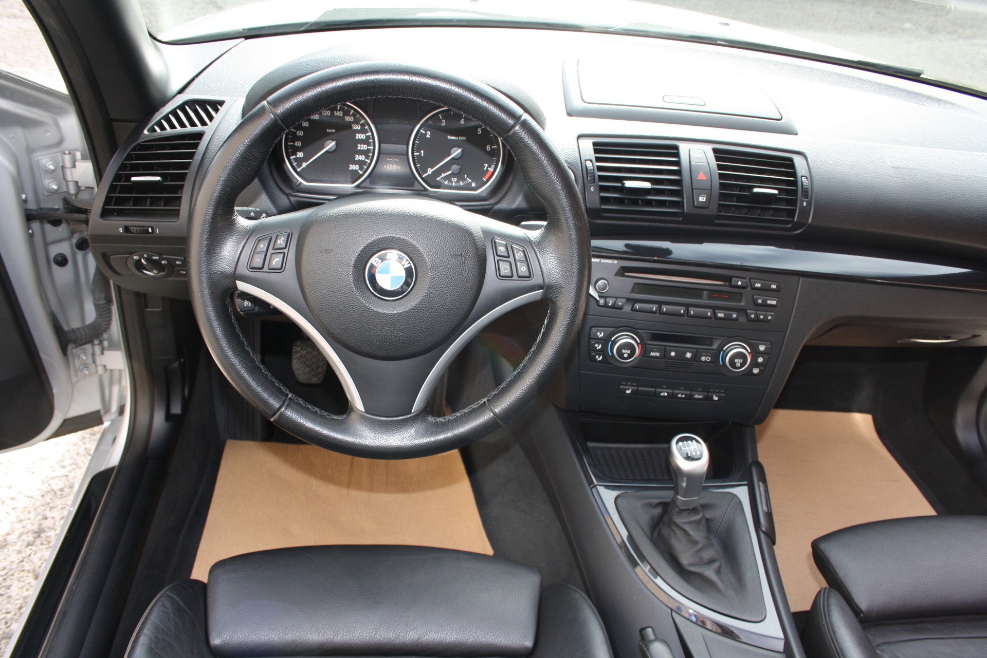 BMW 120i Cabrio-image-10