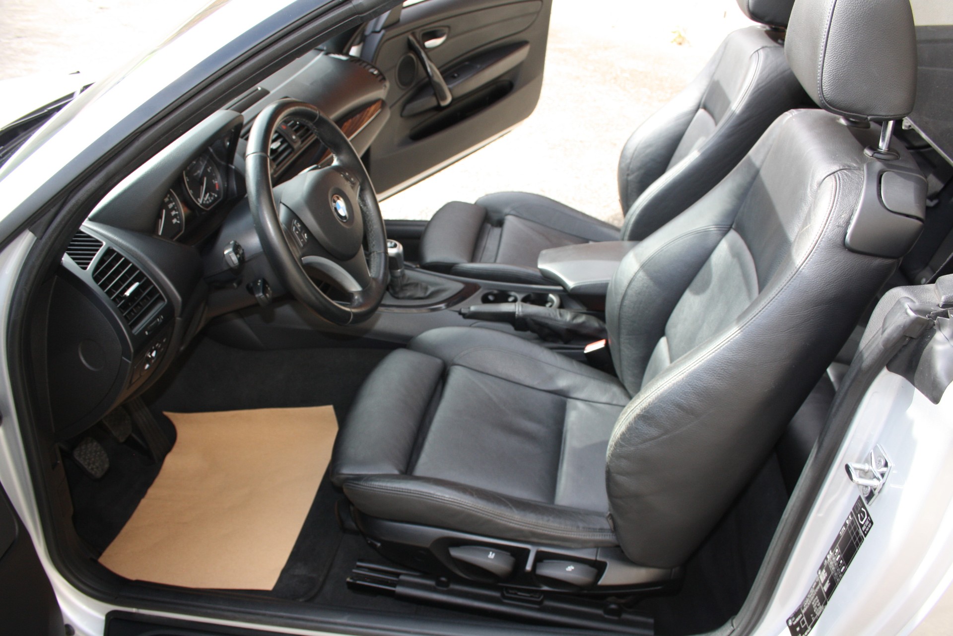 BMW 120i Cabrio-image-9