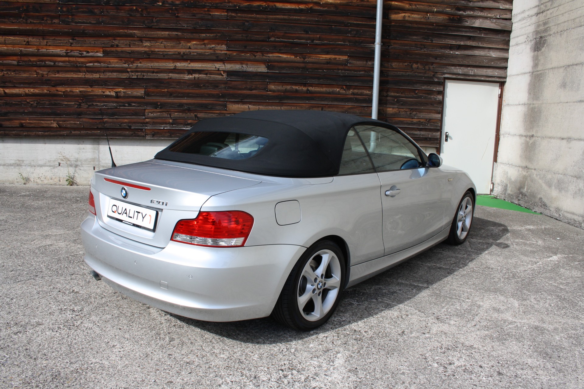BMW 120i Cabrio-image-7