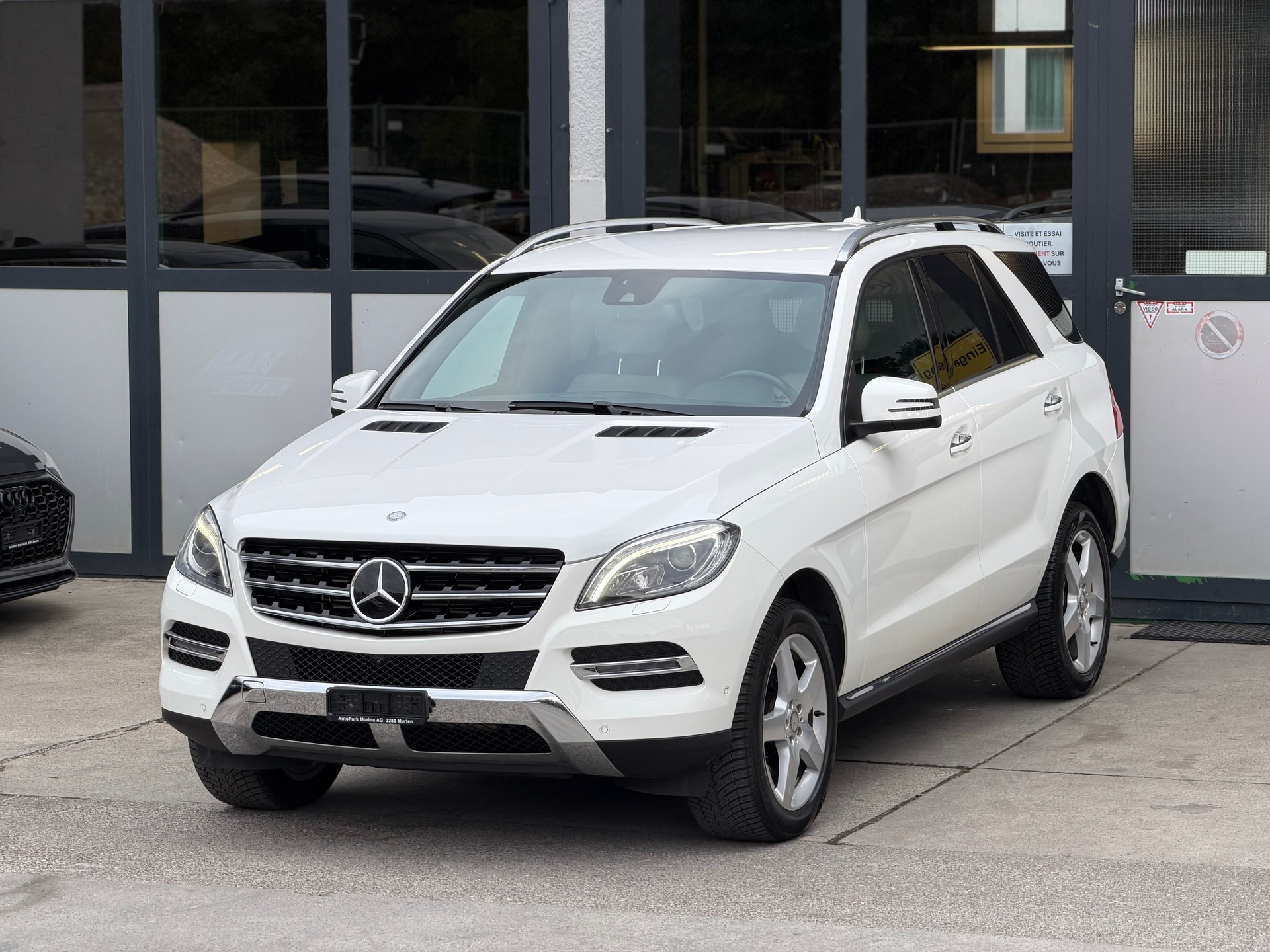 MERCEDES-BENZ ML 350 BlueTEC Executive 4Matic AHK 3.5T-showroom-element-1