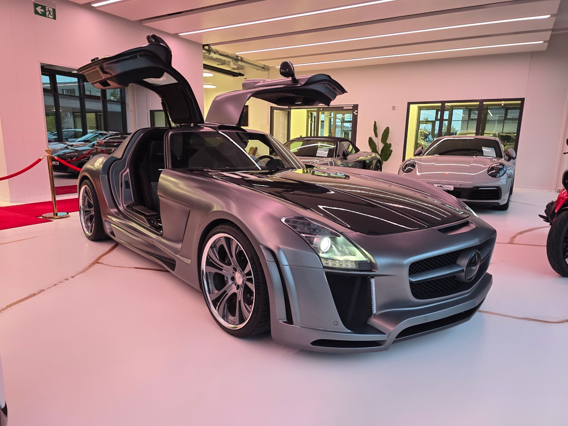 MERCEDES-BENZ SLS 63 AMG Speedshift-showroom-element-1