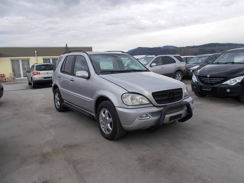 MERCEDES-BENZ CDI-showroom-element-2