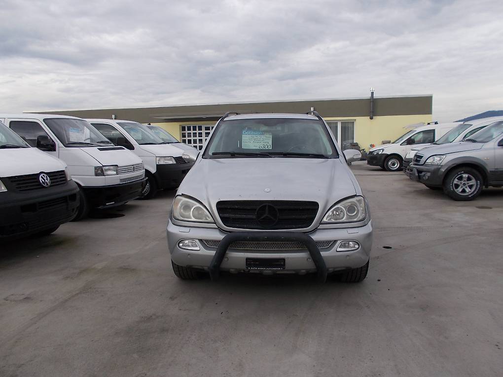 MERCEDES-BENZ CDI-showroom-element-1