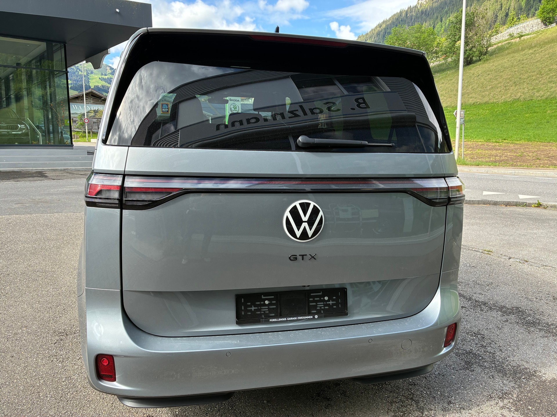 VW ID.Buzz LWB GTX 4 Motion-image-4