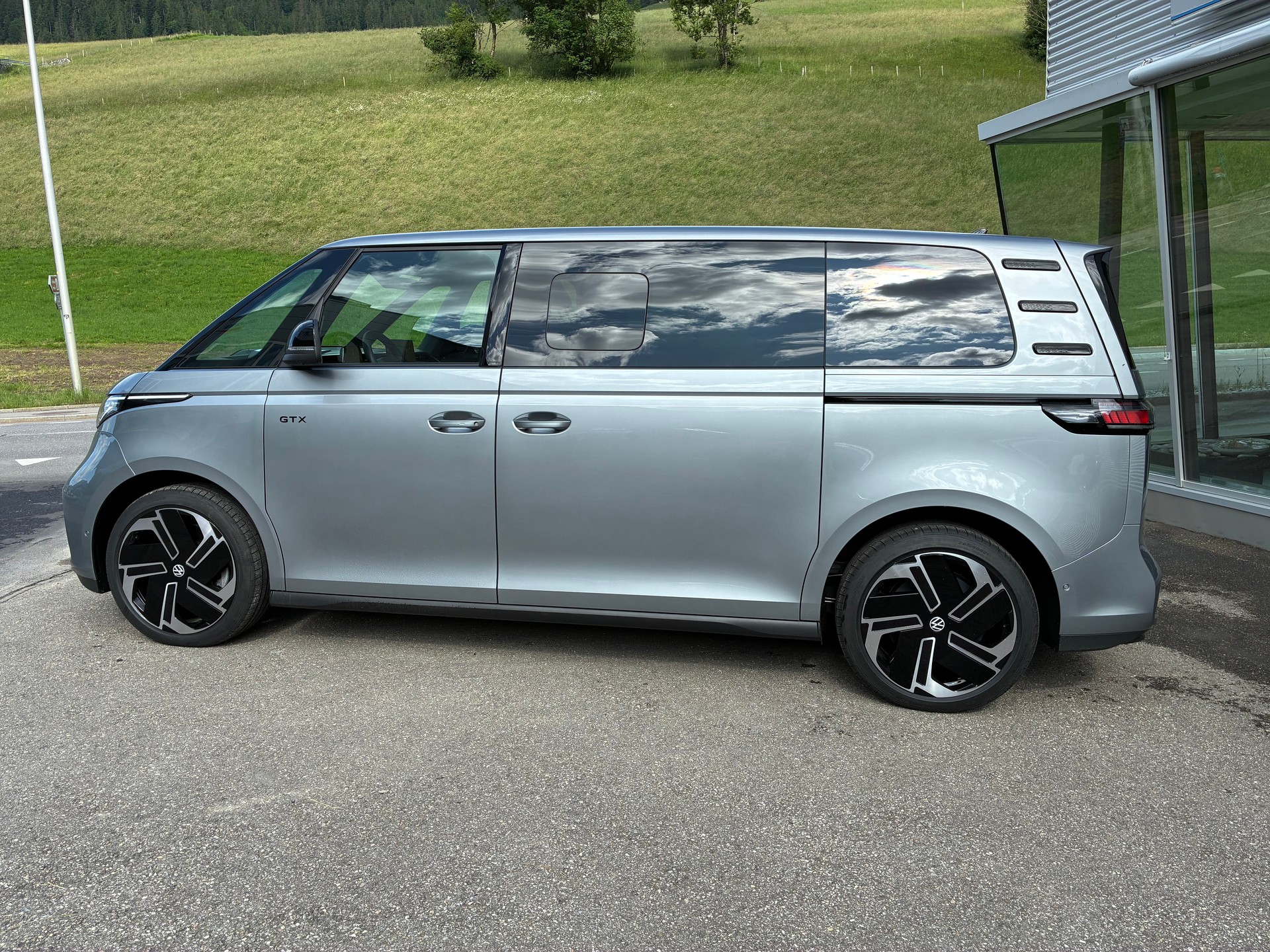 VW ID.Buzz LWB GTX 4 Motion-image-2