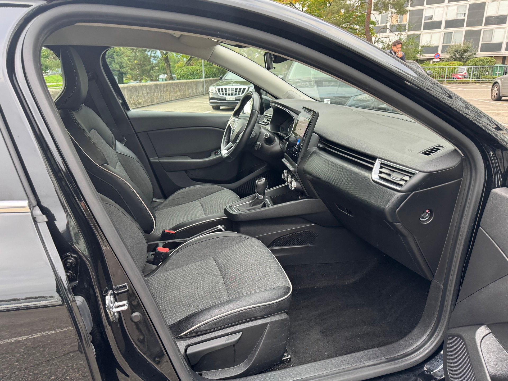RENAULT Clio 1.0 Intens CVT-image-10