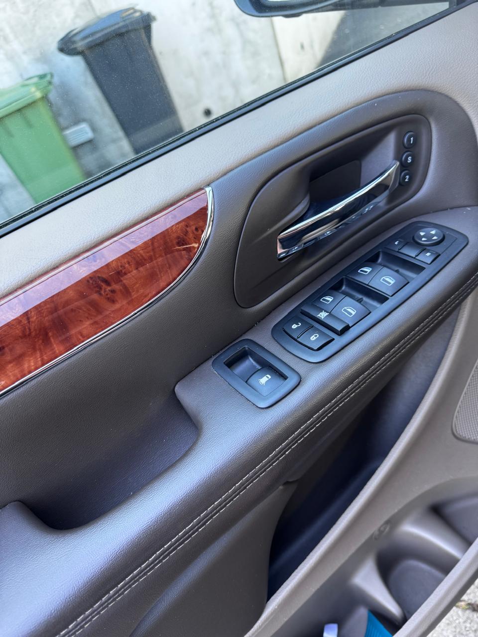 CHRYSLER TOWN COUNTRY LIMITED-image-14