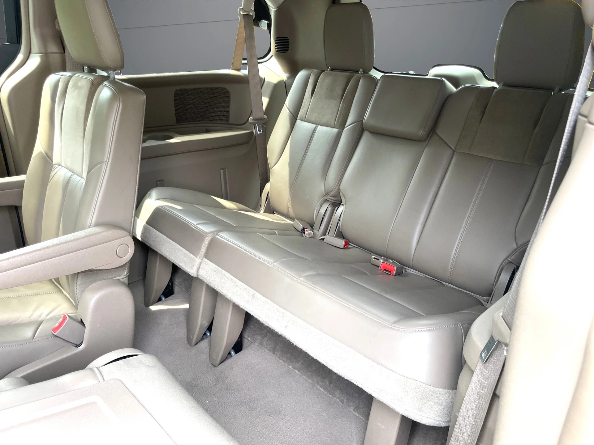 CHRYSLER TOWN COUNTRY LIMITED-image-8