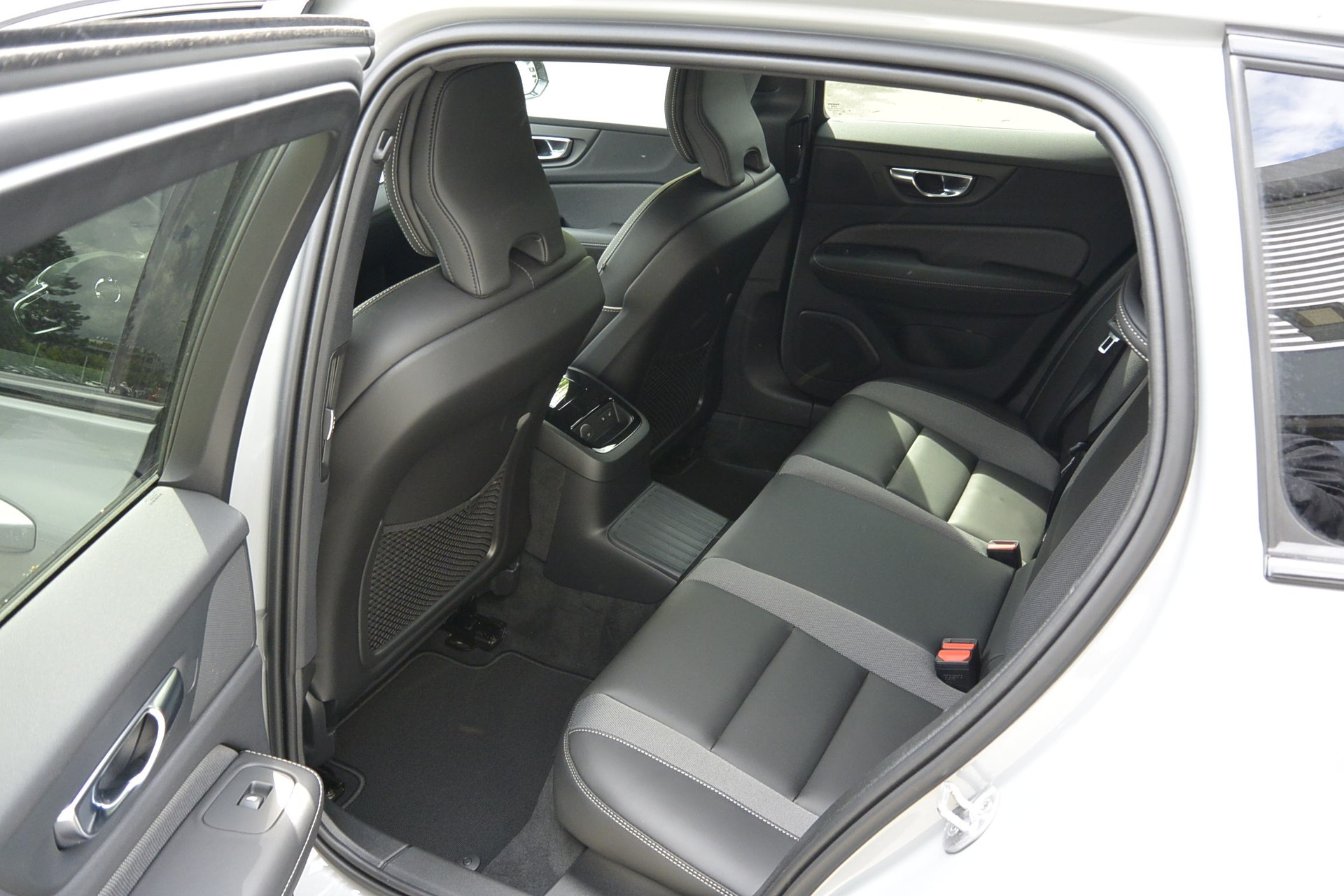 VOLVO V60 2.0 T6 TE Plus Dark eAWD-image-10
