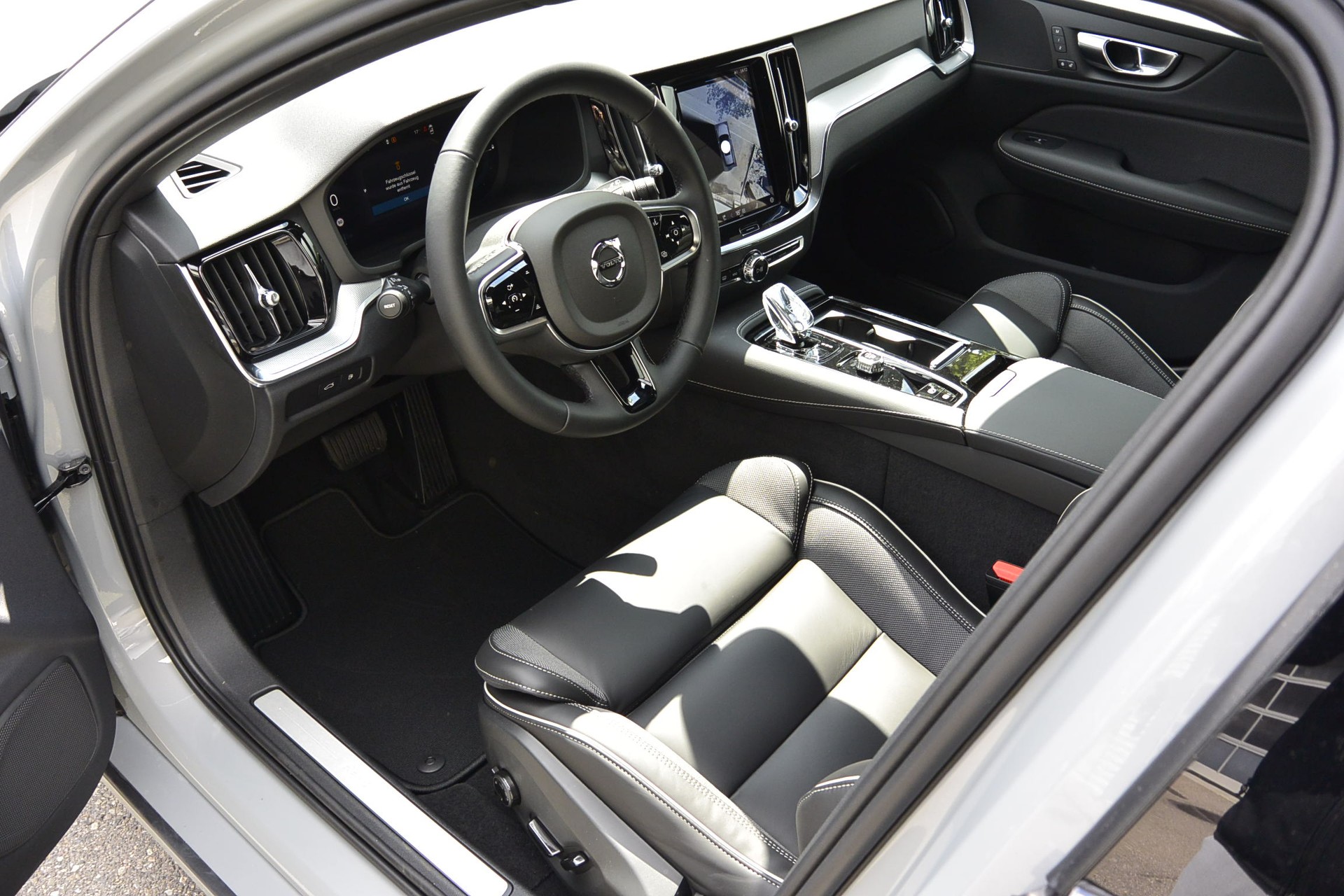 VOLVO V60 2.0 T6 TE Plus Dark eAWD-showroom-element-2