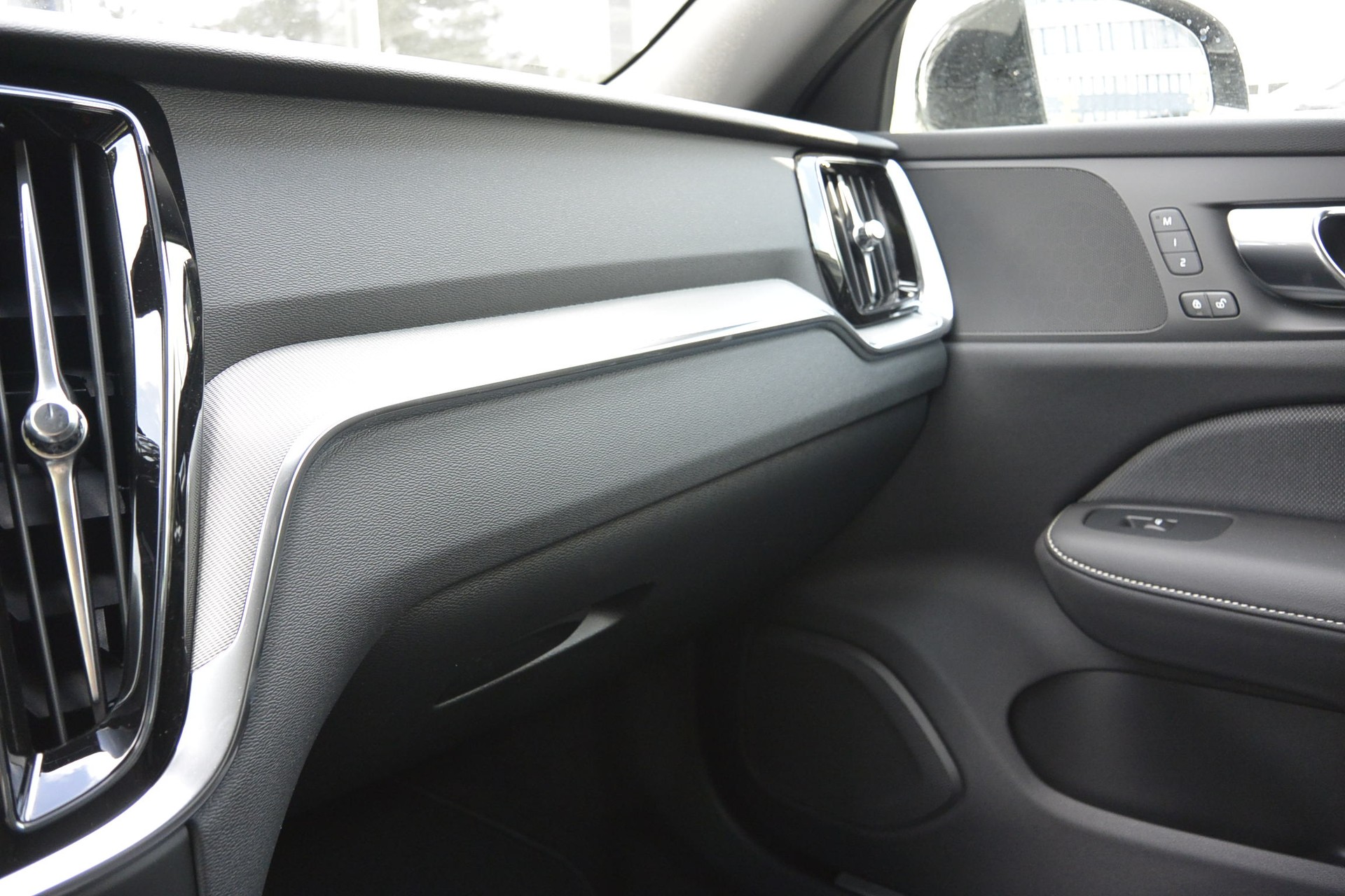 VOLVO V60 2.0 T6 TE Plus Dark eAWD-image-14