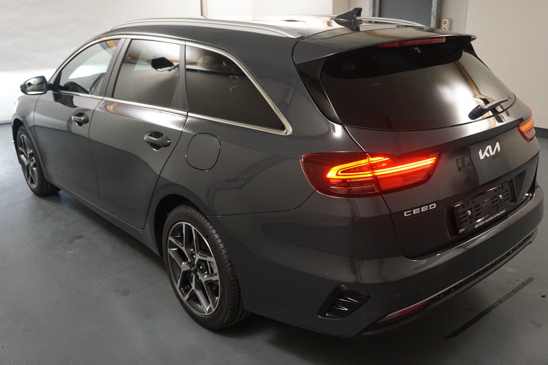 KIA Ceed SW 1.5 T-GDi Power-showroom-element-3