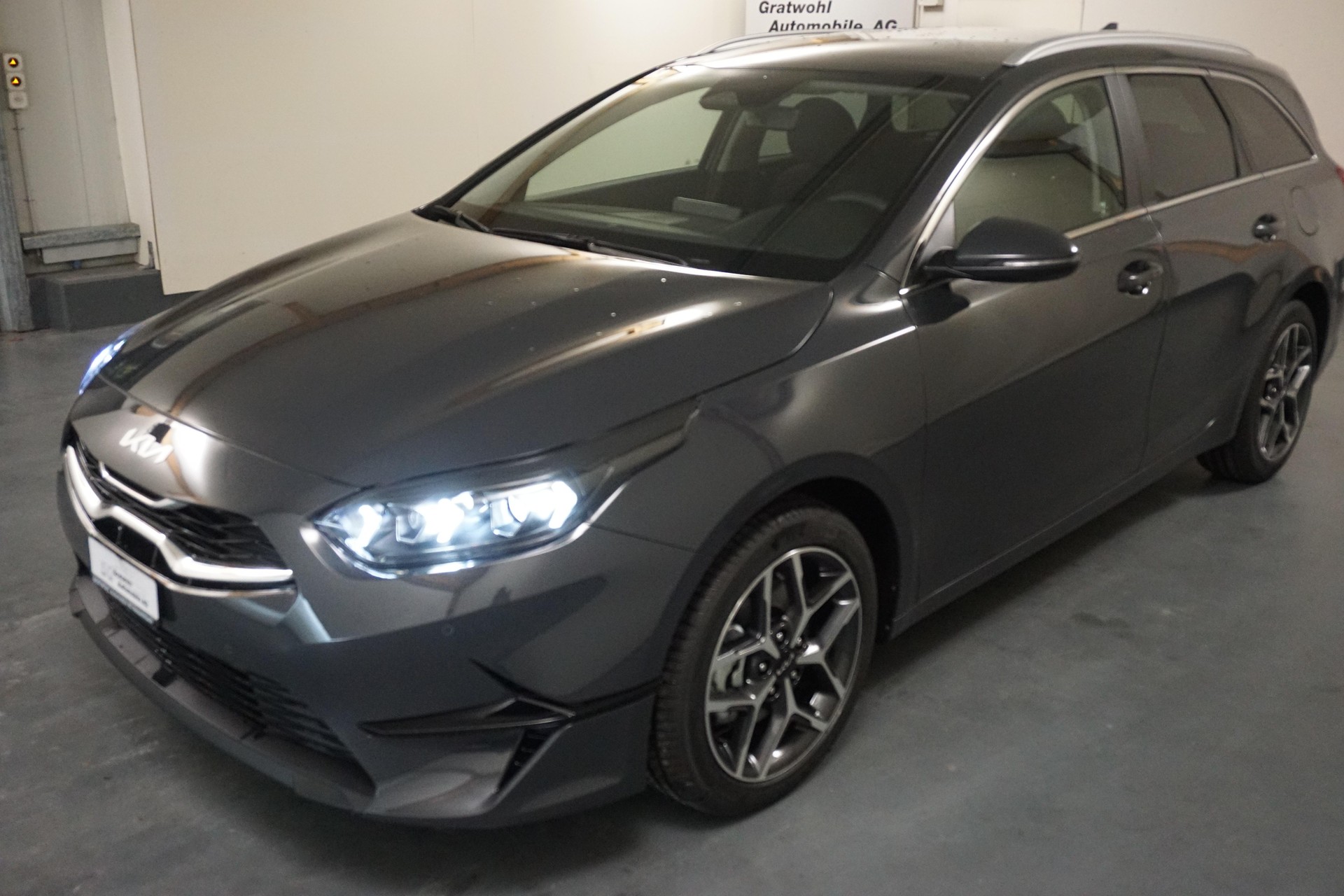 KIA Ceed SW 1.5 T-GDi Power-showroom-element-1